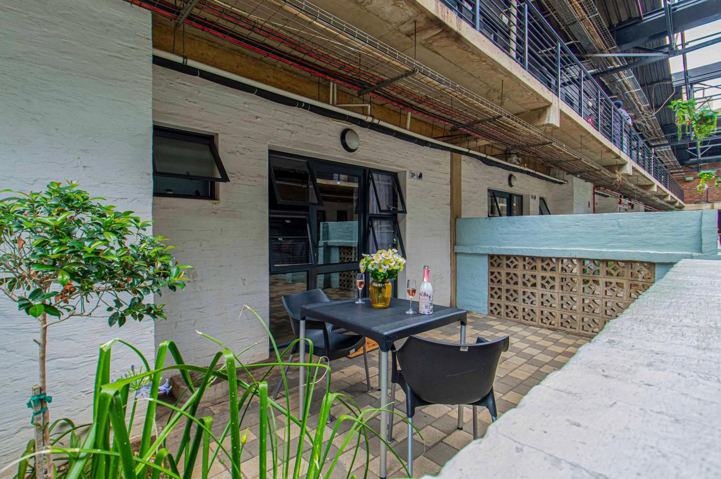 Craftmanship Black Diamond Apartment with Wi-fi and parking, Maboneng