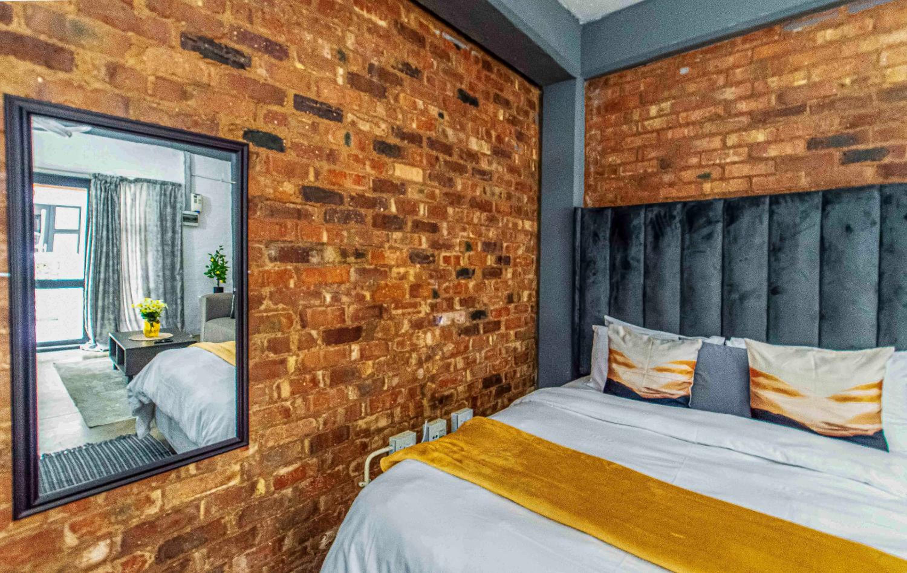 Craftmanship Black Diamond Apartment with Wi-fi and parking, Maboneng