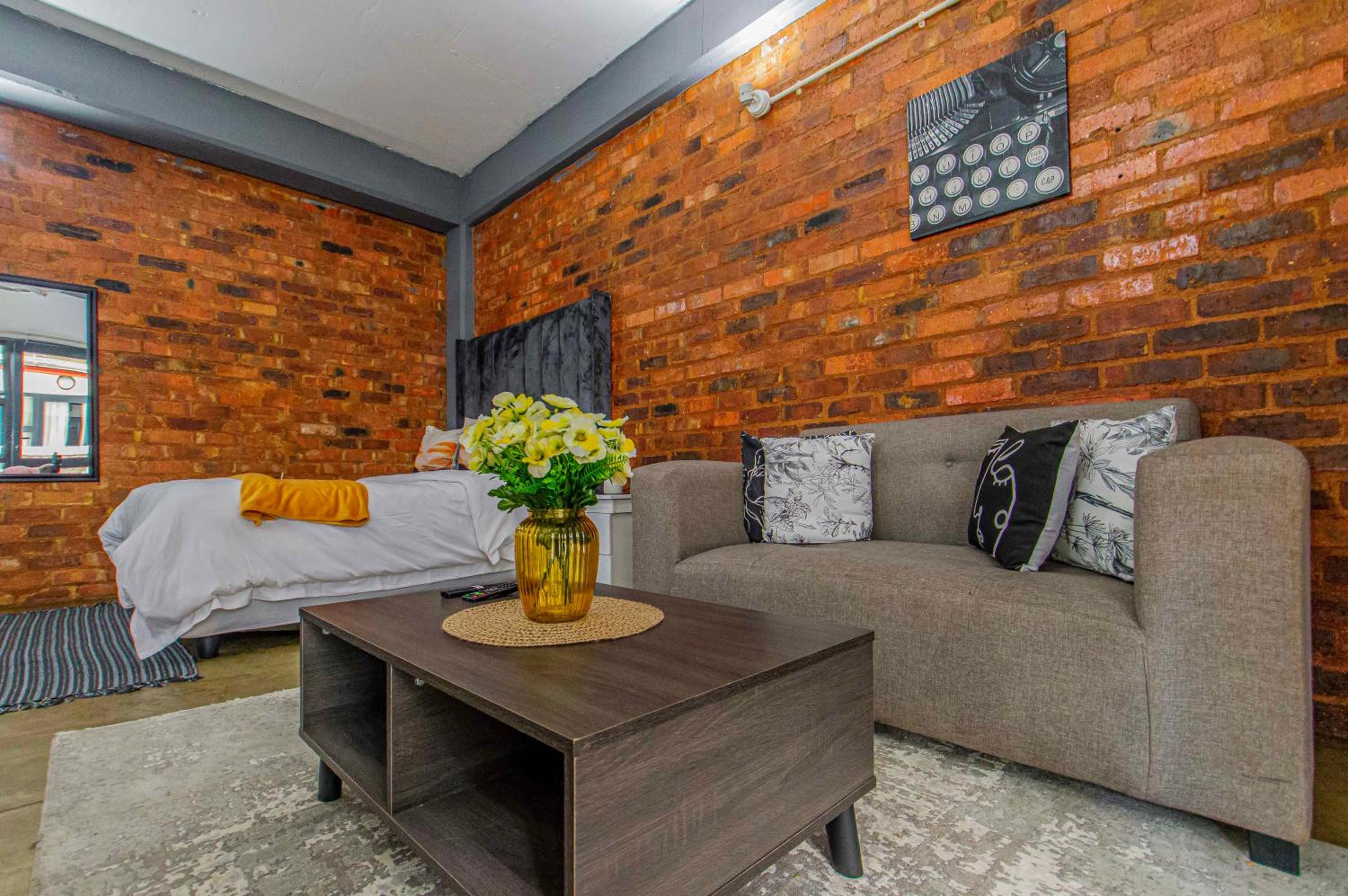 Craftmanship Black Diamond Apartment with Wi-fi and parking, Maboneng