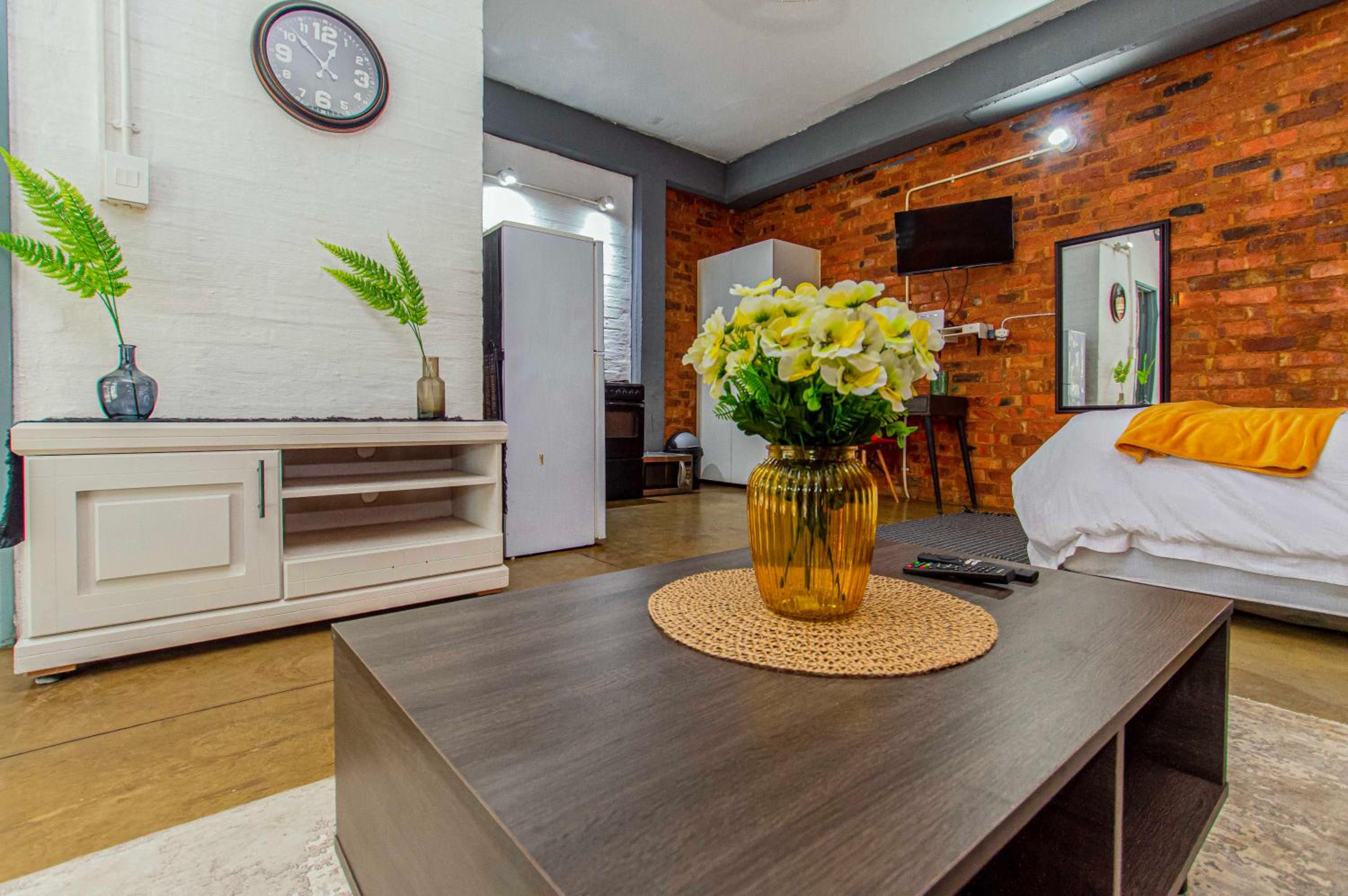 Craftmanship Black Diamond Apartment with Wi-fi and parking, Maboneng