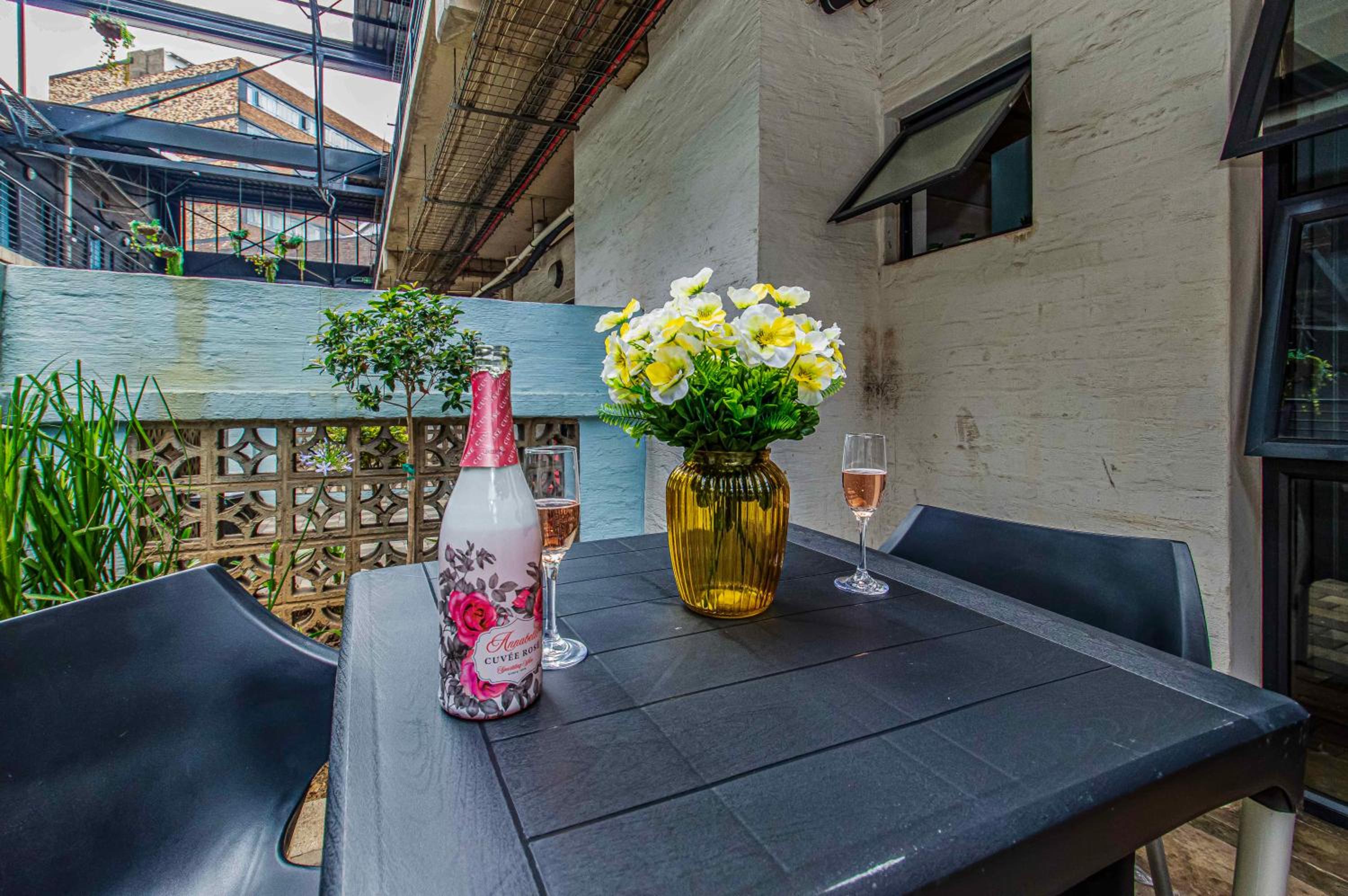 Craftmanship Black Diamond Apartment with Wi-fi and parking, Maboneng