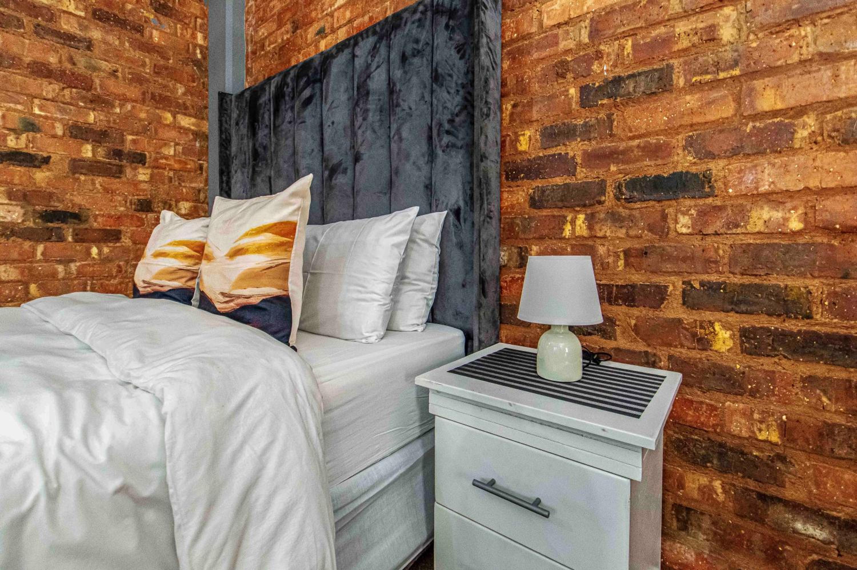 Craftmanship Black Diamond Apartment with Wi-fi and parking, Maboneng
