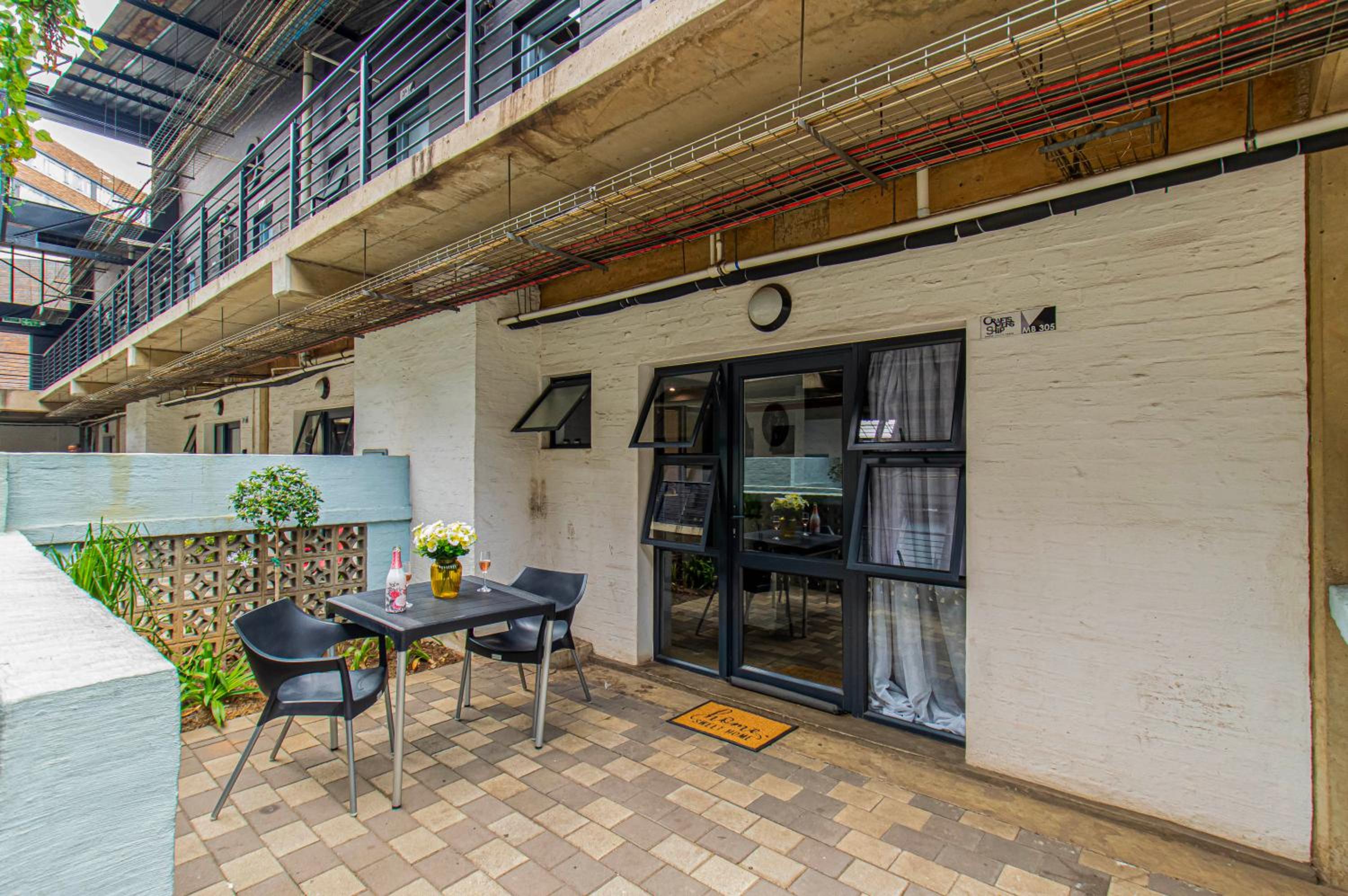Craftmanship Black Diamond Apartment with Wi-fi and parking, Maboneng