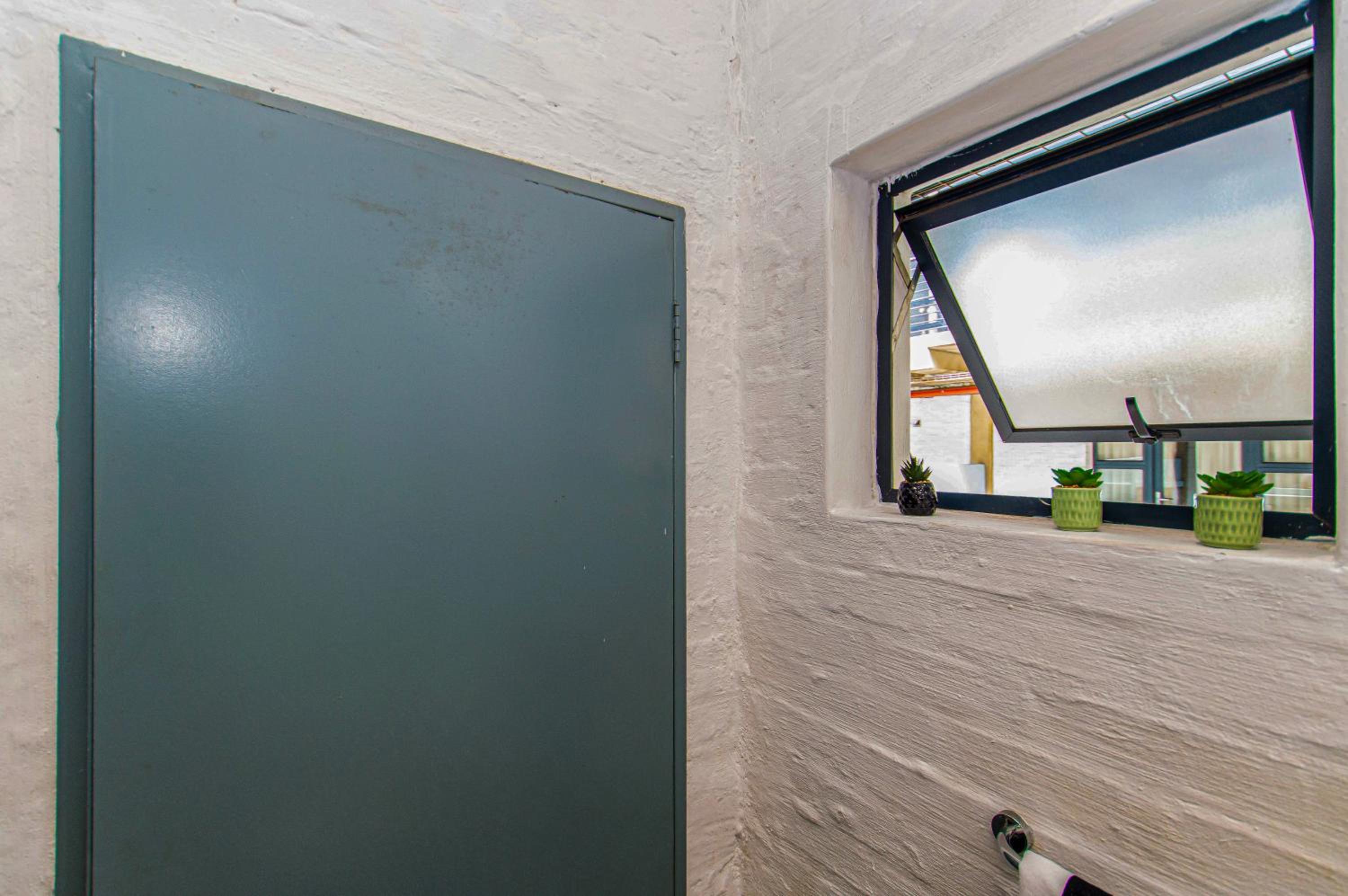 Craftmanship Black Diamond Apartment with Wi-fi and parking, Maboneng