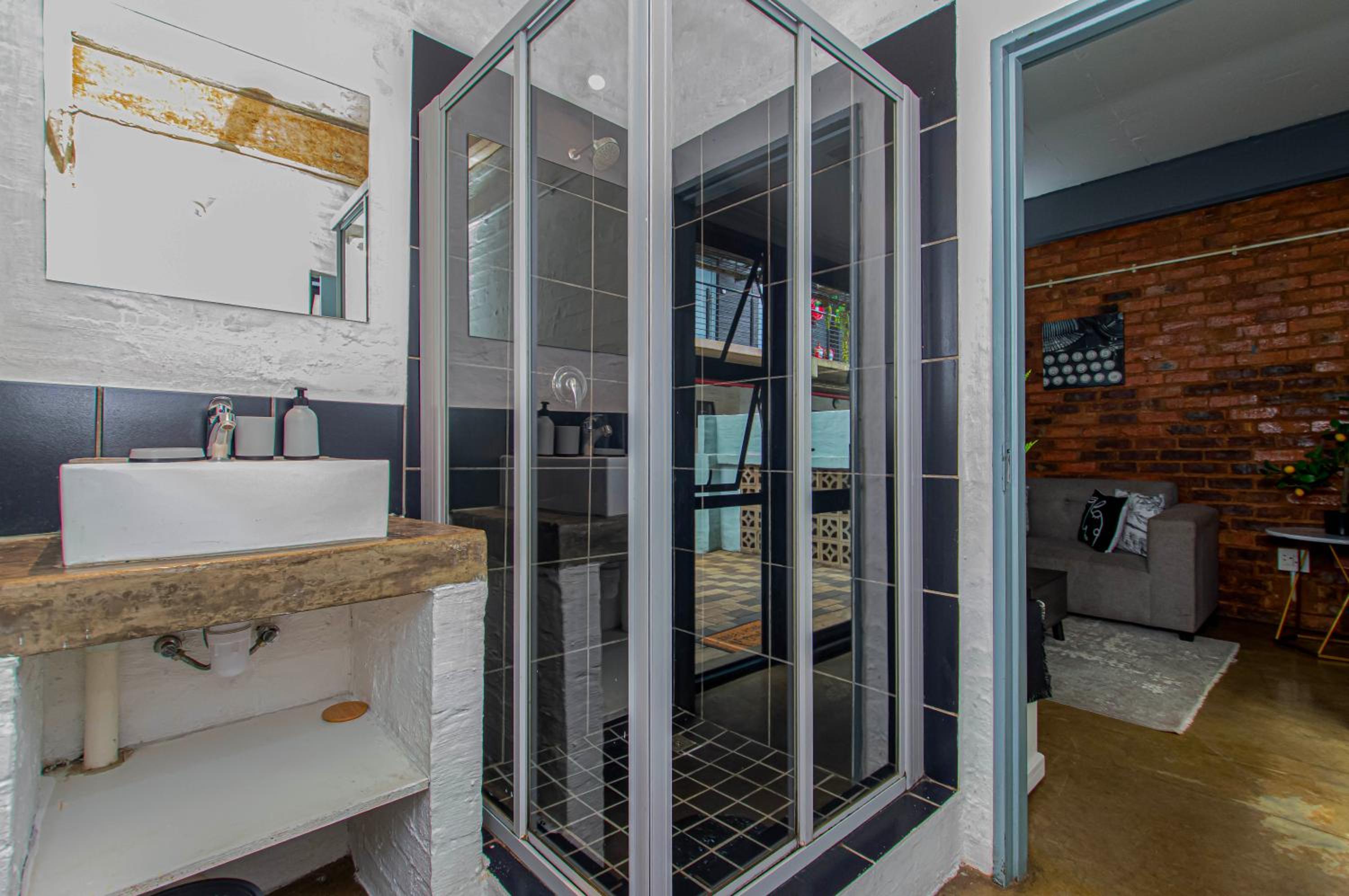 Craftmanship Black Diamond Apartment with Wi-fi and parking, Maboneng