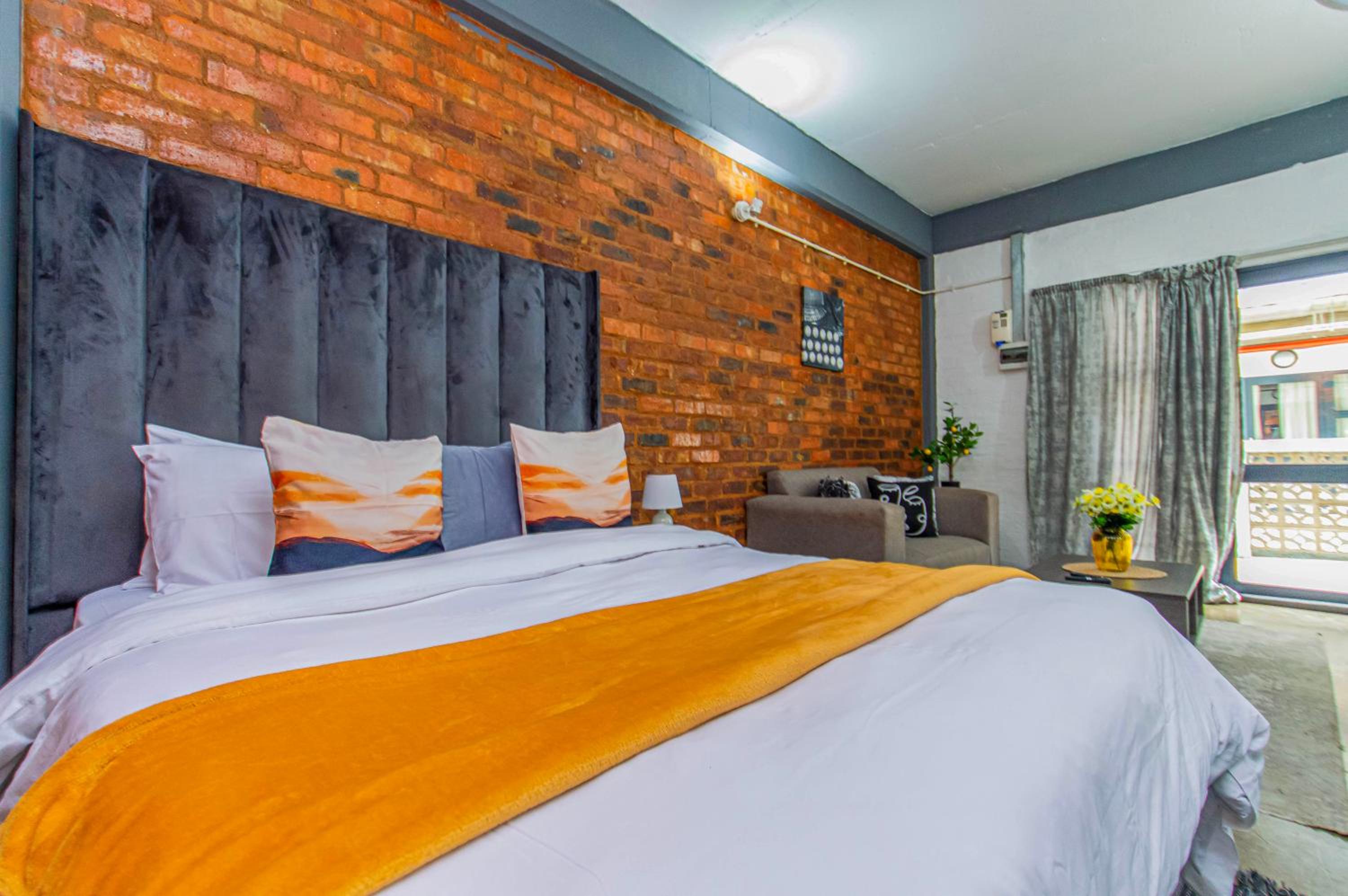 Craftmanship Black Diamond Apartment with Wi-fi and parking, Maboneng