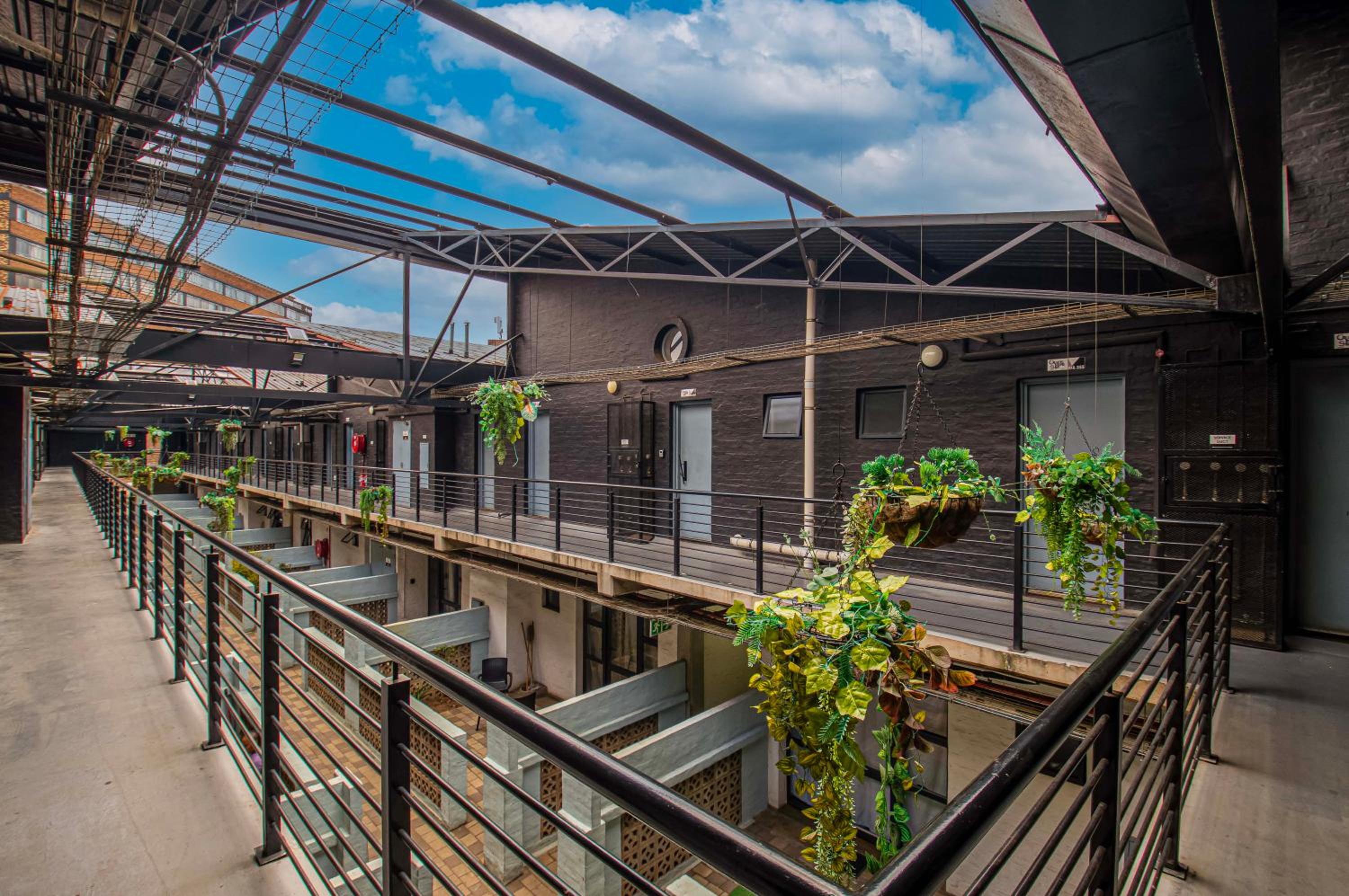 Craftmanship Black Diamond Apartment with Wi-fi and parking, Maboneng