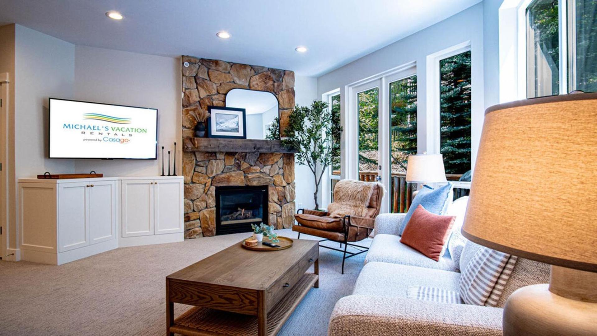 Snow Star Serenade - Hot Tub + Gym + Walk to downtown & ski lifts!