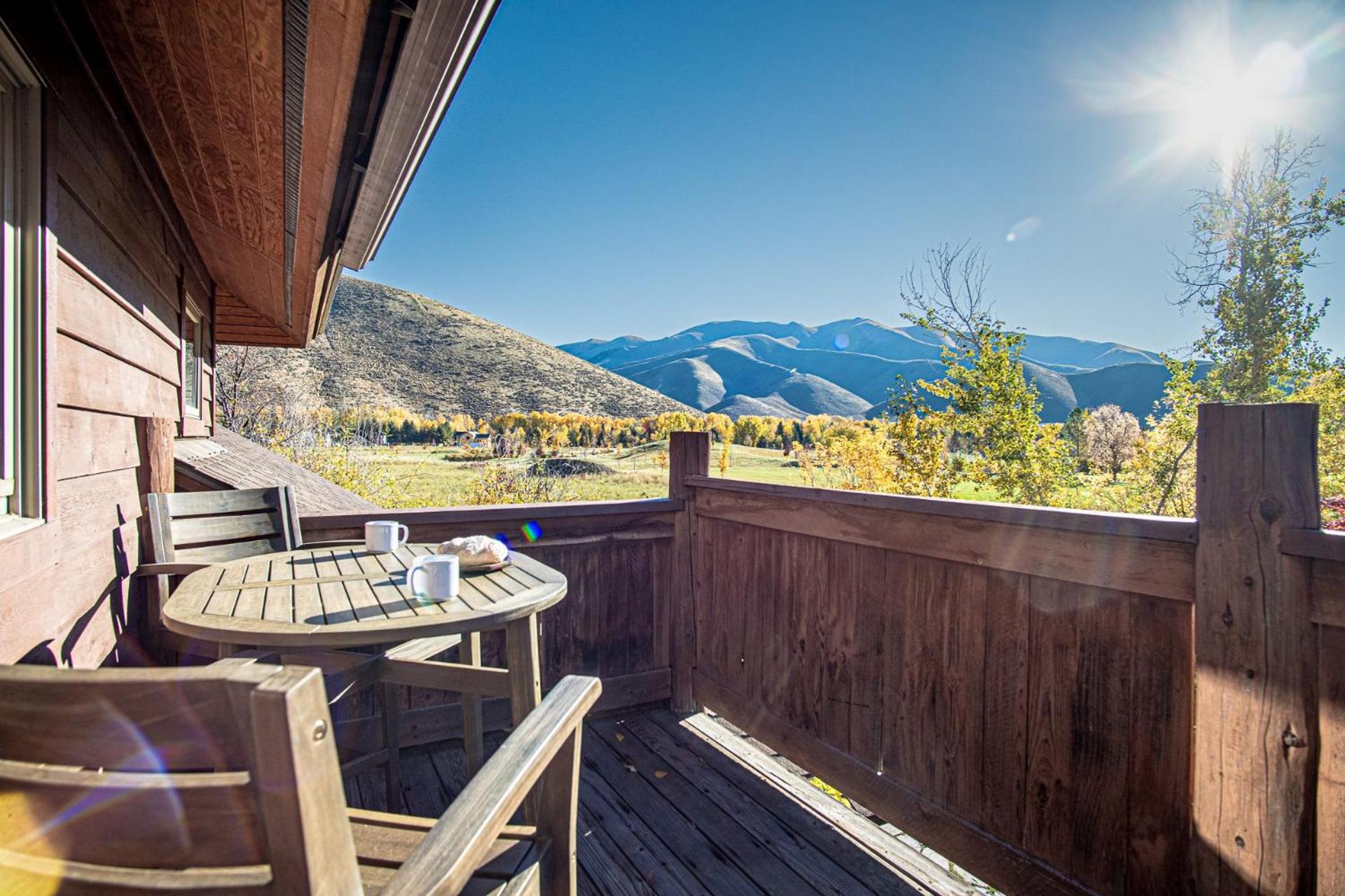 Creekside on Quigley - 3BD Private Home on trails + Hot Tub