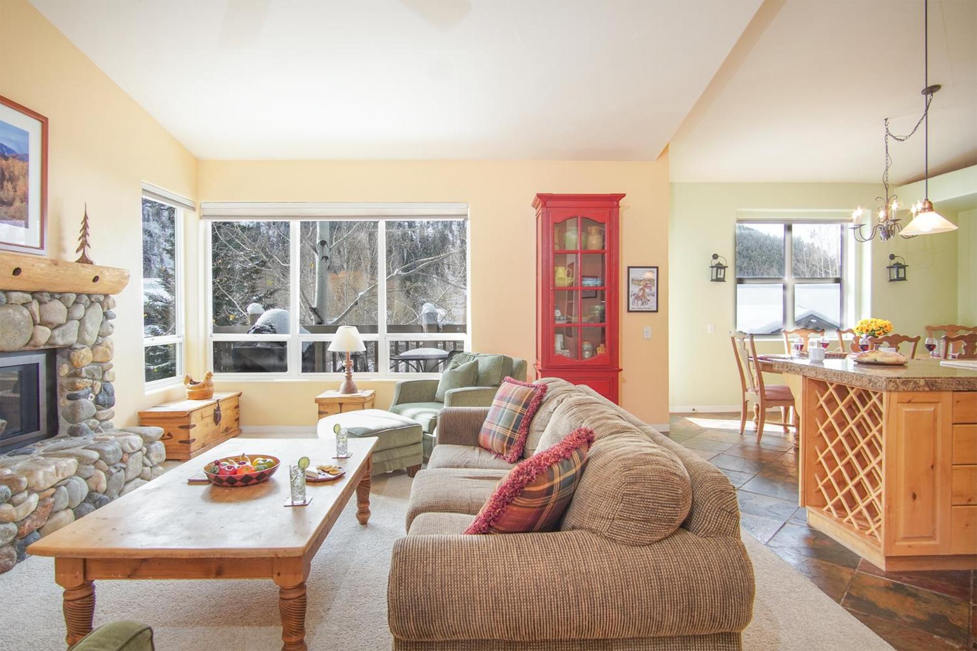 #215A-Great Location on the Bike/Ski path with garage: 10 minute Walk to Town & Lifts