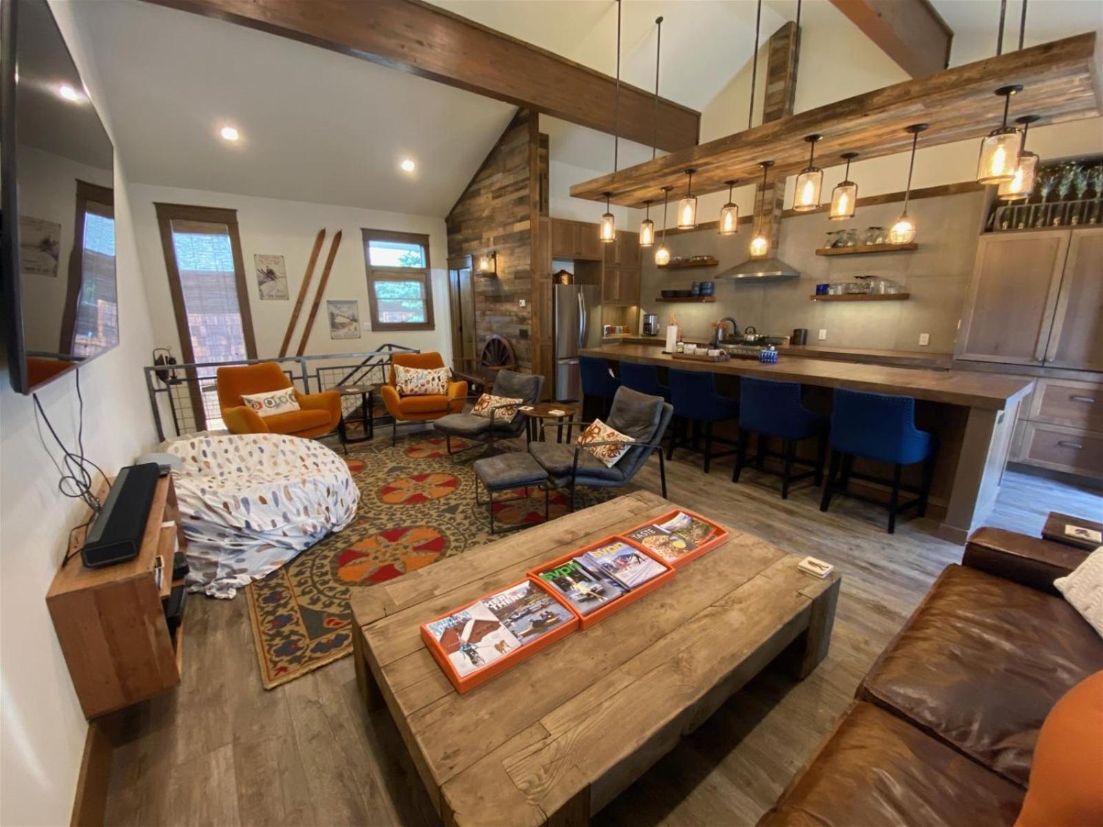 DT Ketchum - Chill, Two-Story Getaway w/ a Gourmet Kitchen - Walk Downtown & to River Run Lifts