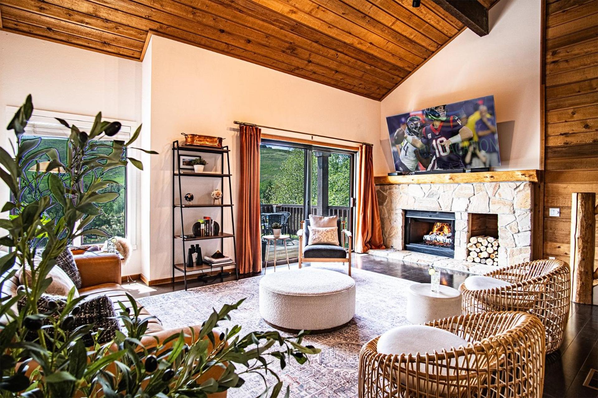 Panoramic Views! Designer`s Condo on Golf Course w/Resort Amenities