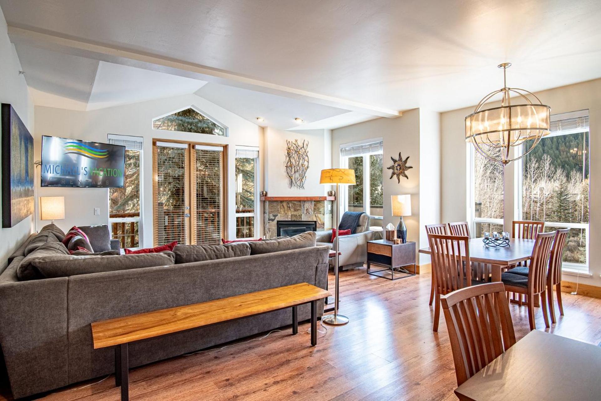 Snow Star Skylight - 3BD 3BA - Hot Tub, Gym, Walk to Ski!