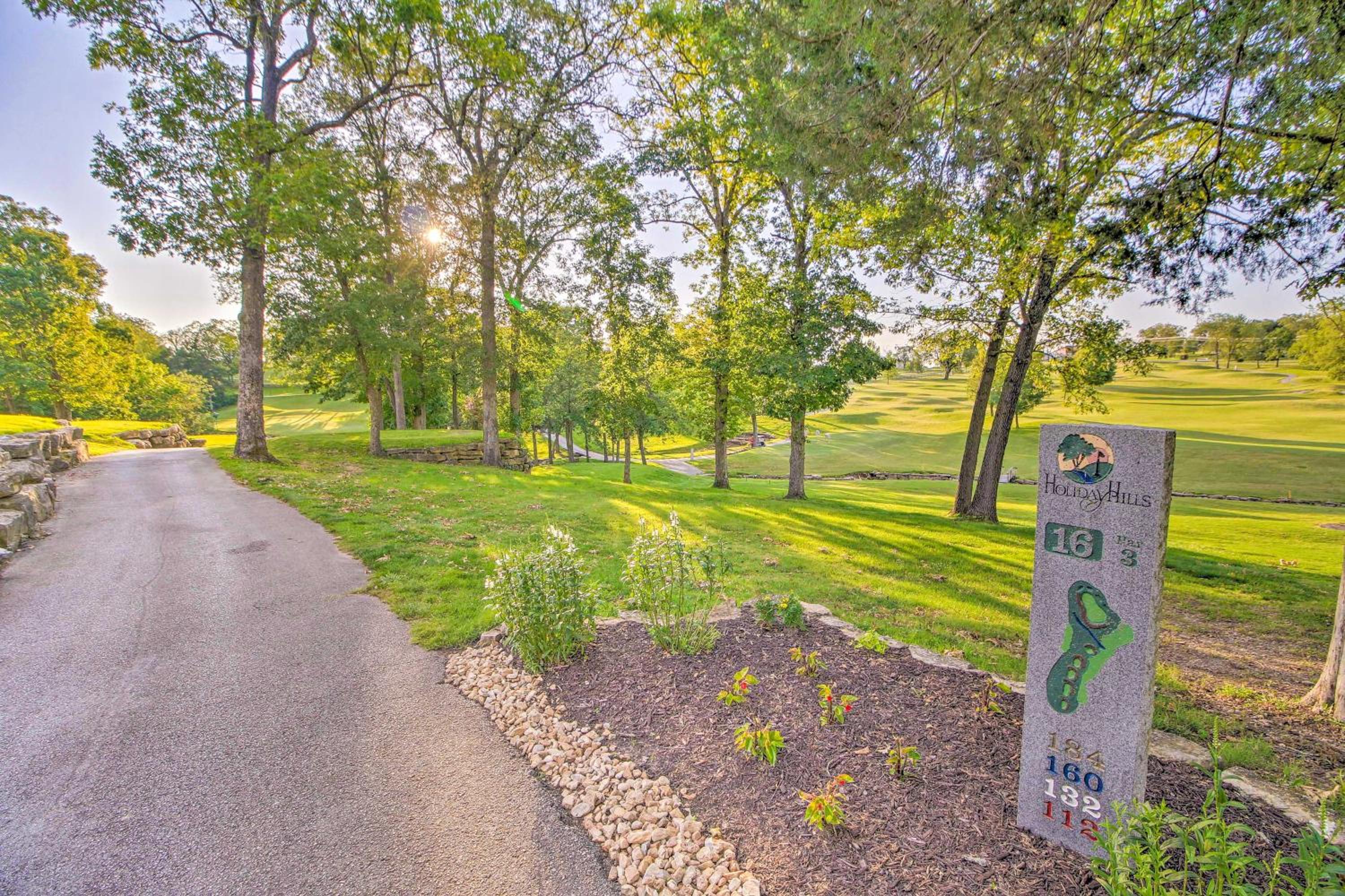3 Mi to Dtwn! Holiday Hills Golf Retreat