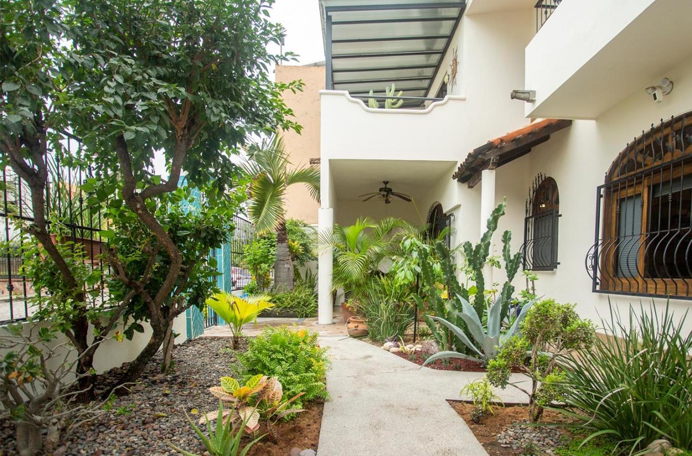 Casita El Nido- Spacious 2 Bedroom Main Floor Apartment