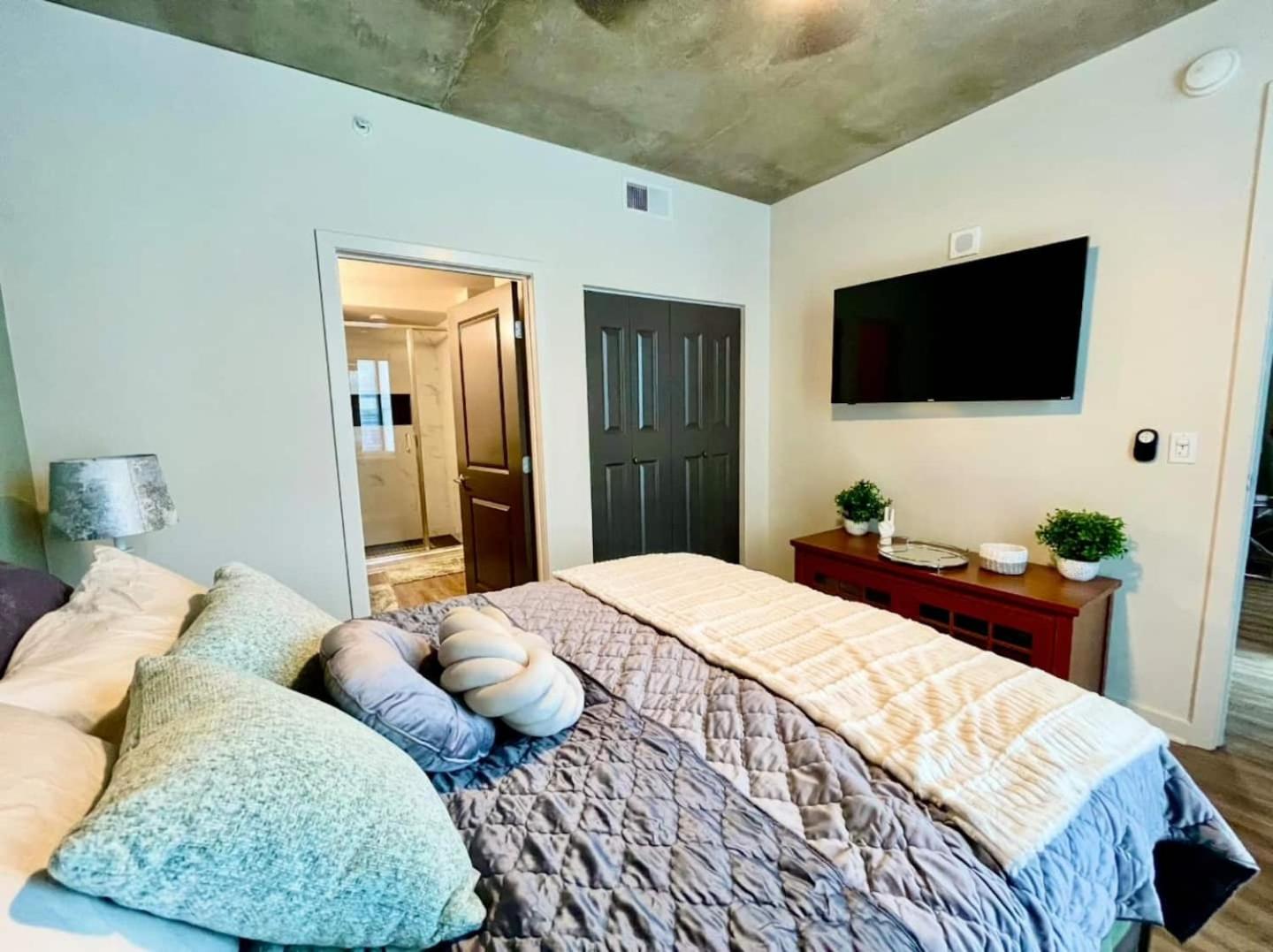 Modern Midtown Retreat Views Rooftop Pool