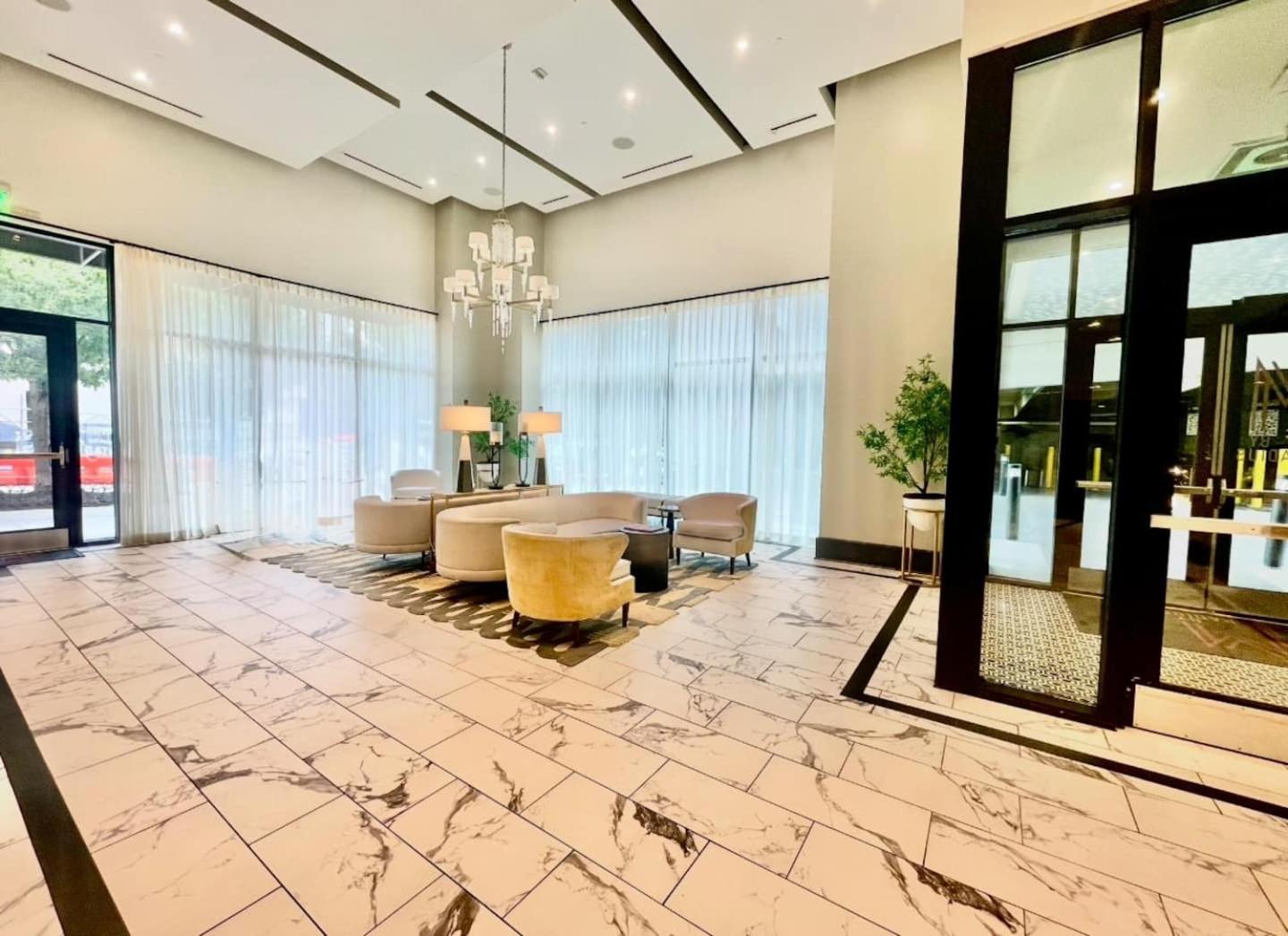 Modern Midtown Retreat Views Rooftop Pool
