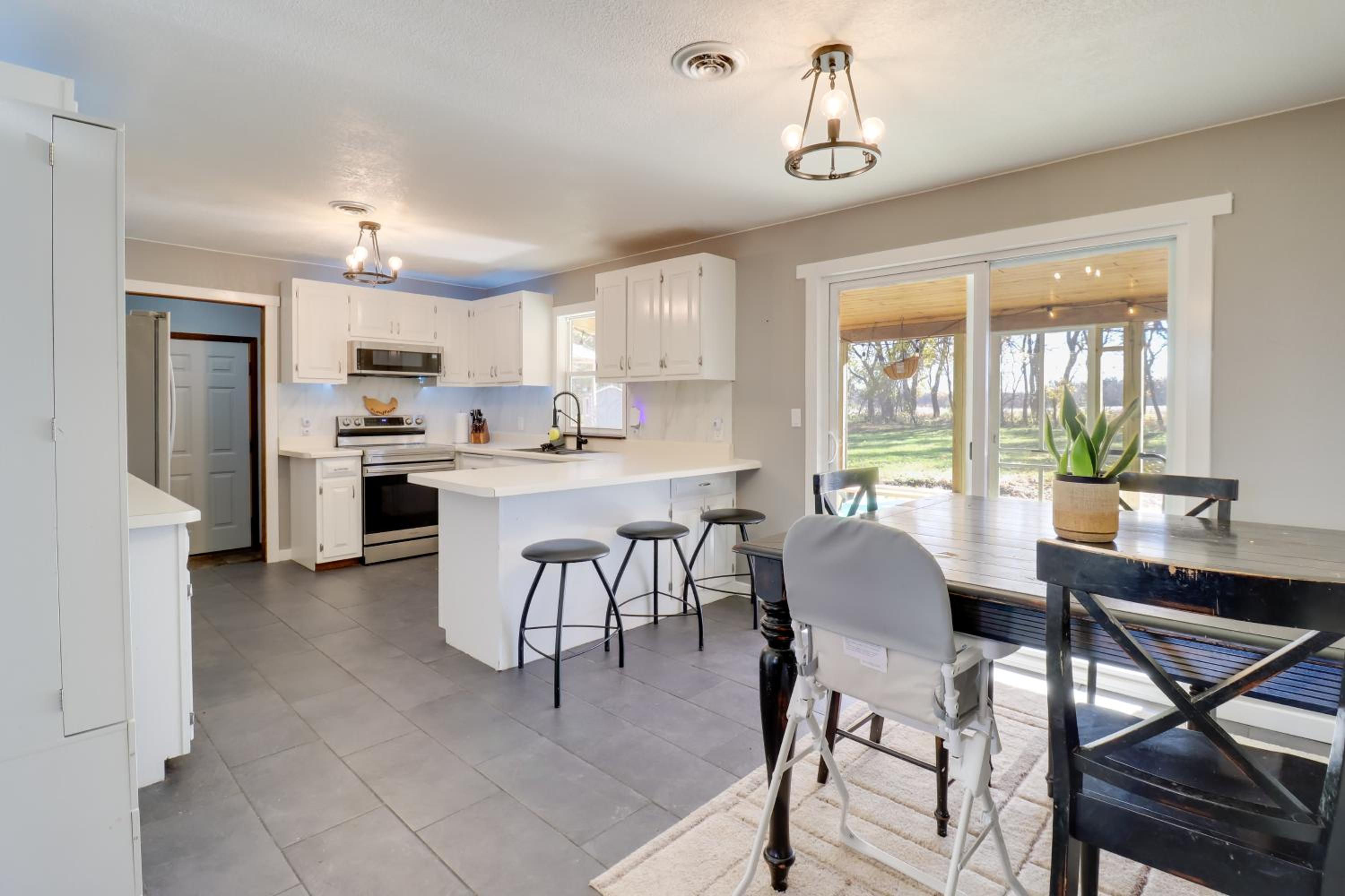 11 Mi to Maple Lake Family-Friendly Fertile Home