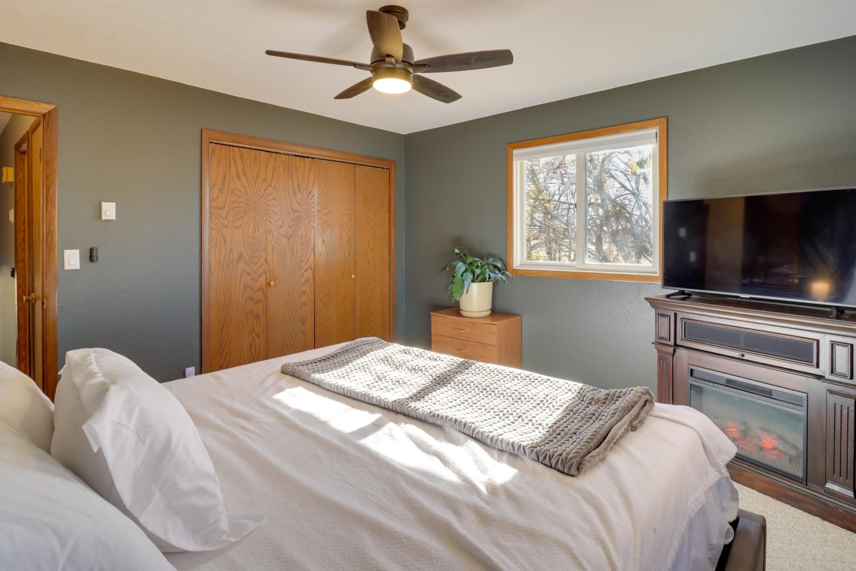 11 Mi to Maple Lake Family-Friendly Fertile Home