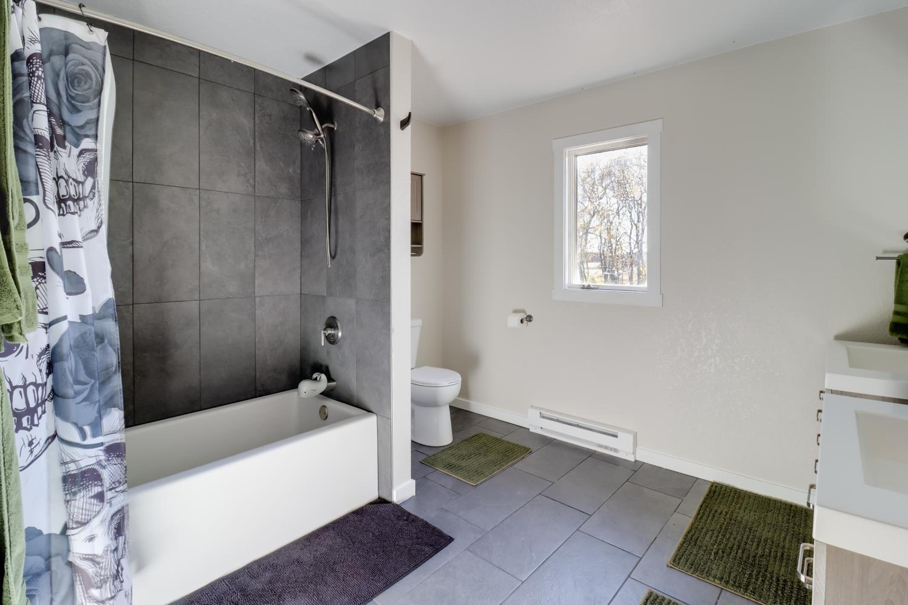11 Mi to Maple Lake Family-Friendly Fertile Home