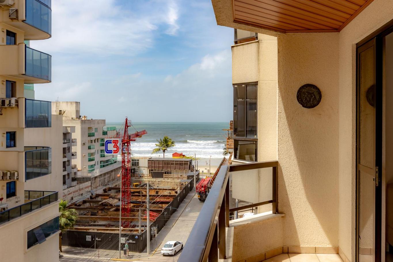 Apartamento com Varanda, Churrasqueira e Vista Mar