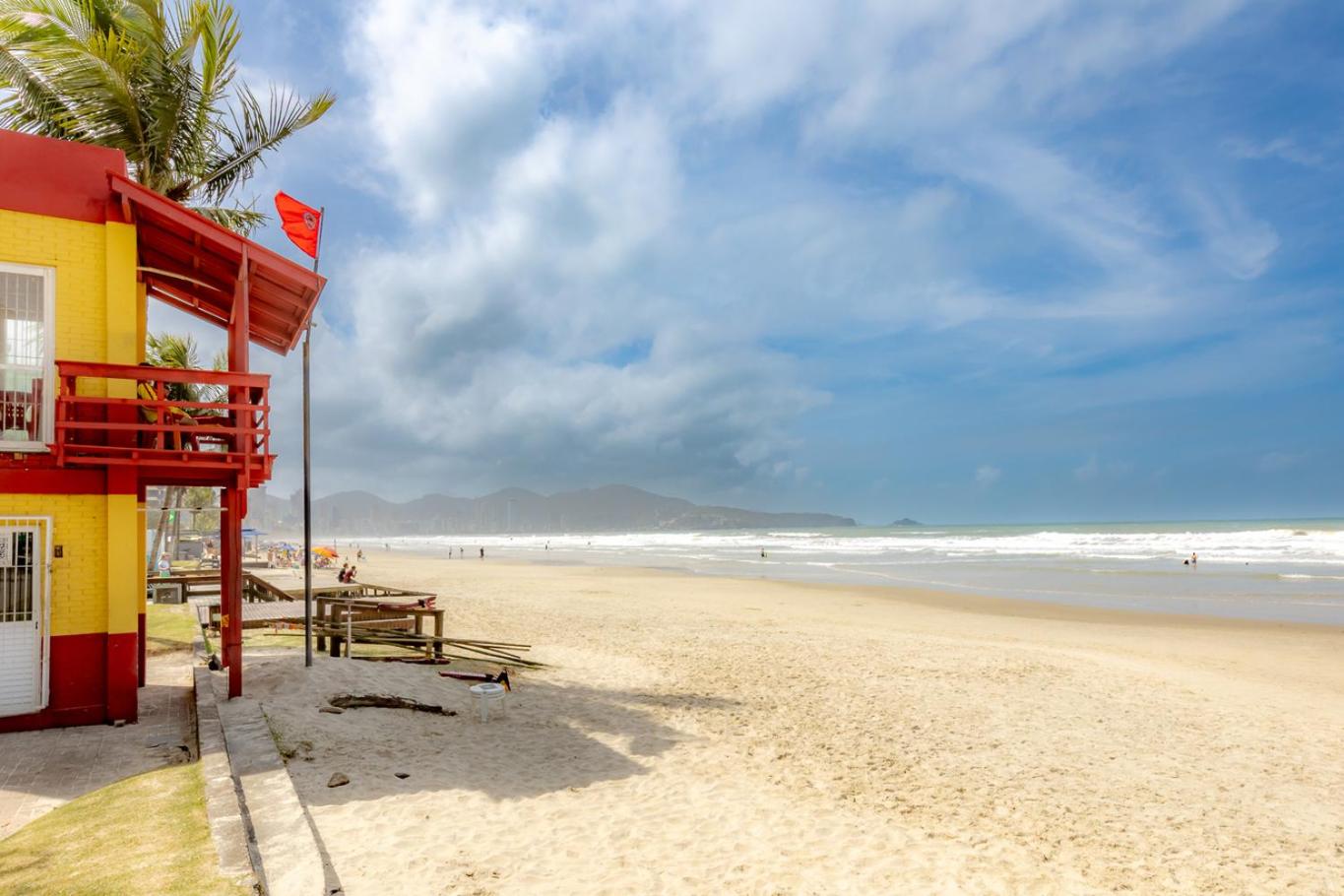 Apartamento com Varanda, Churrasqueira e Vista Mar