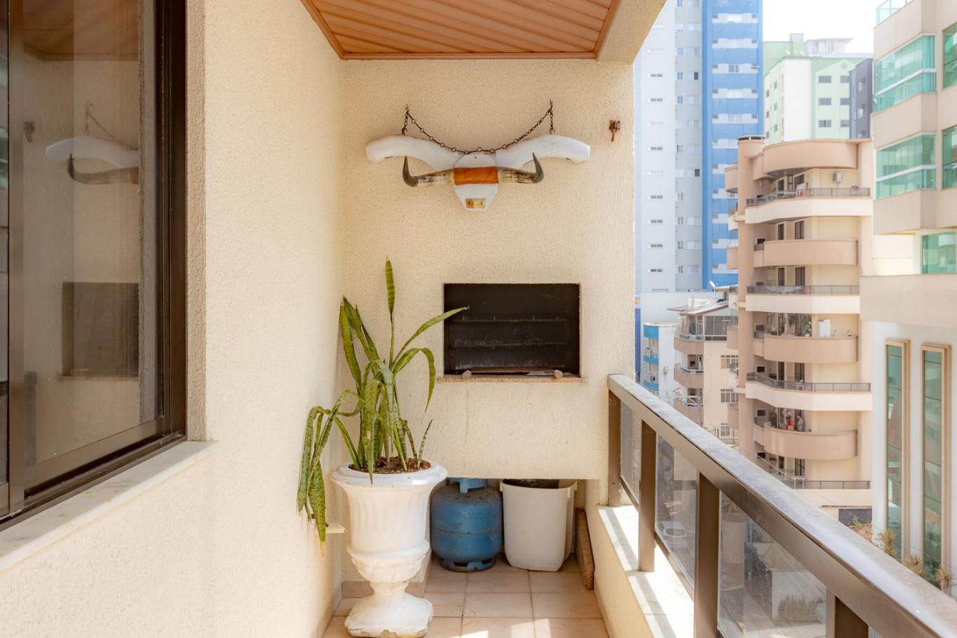 Apartamento com Varanda, Churrasqueira e Vista Mar