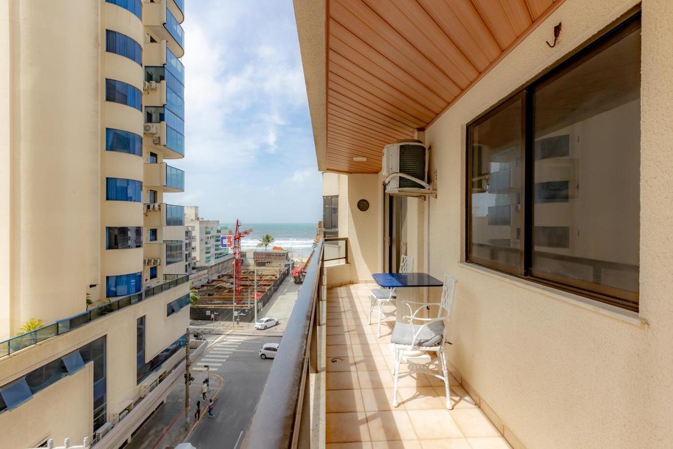 Apartamento com Varanda, Churrasqueira e Vista Mar