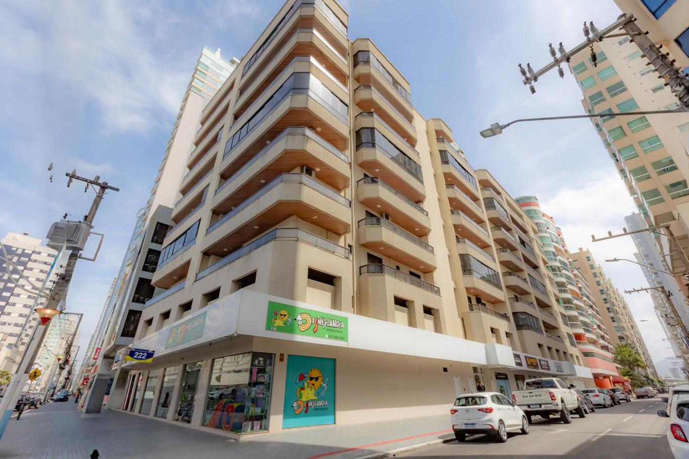 Apartamento com Varanda, Churrasqueira e Vista Mar