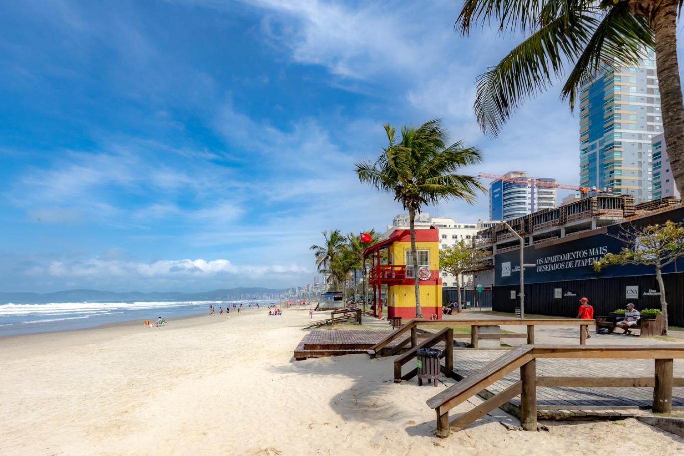 Apartamento com Varanda, Churrasqueira e Vista Mar