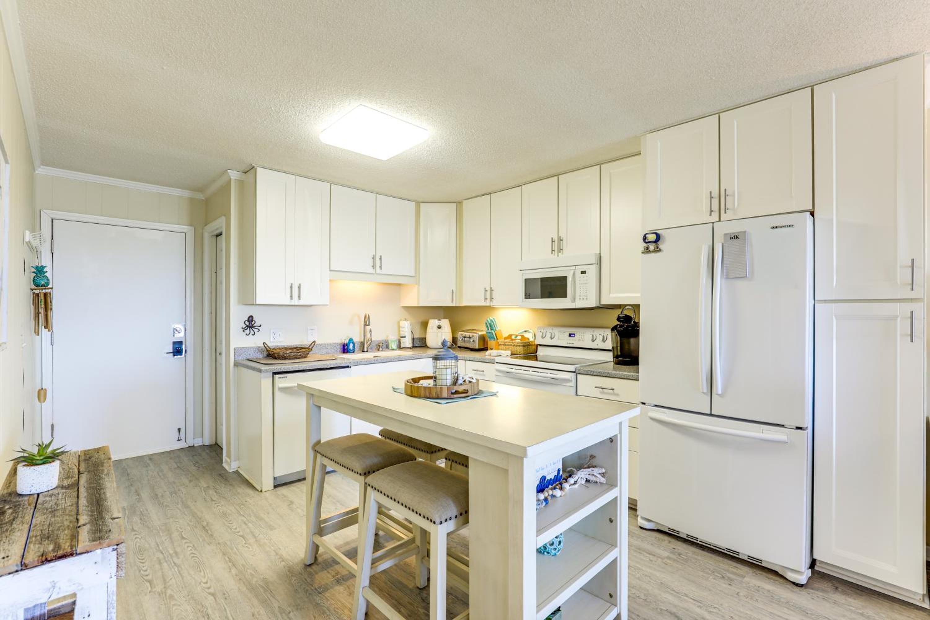 Steps to Sea! 3rd-Floor Myrtle Beach Condo with Pool