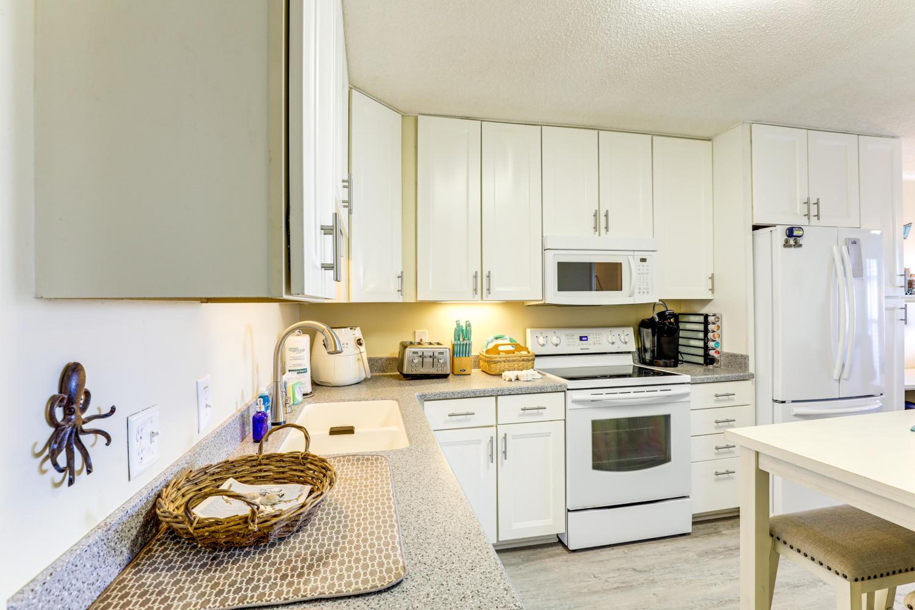 Steps to Sea! 3rd-Floor Myrtle Beach Condo with Pool