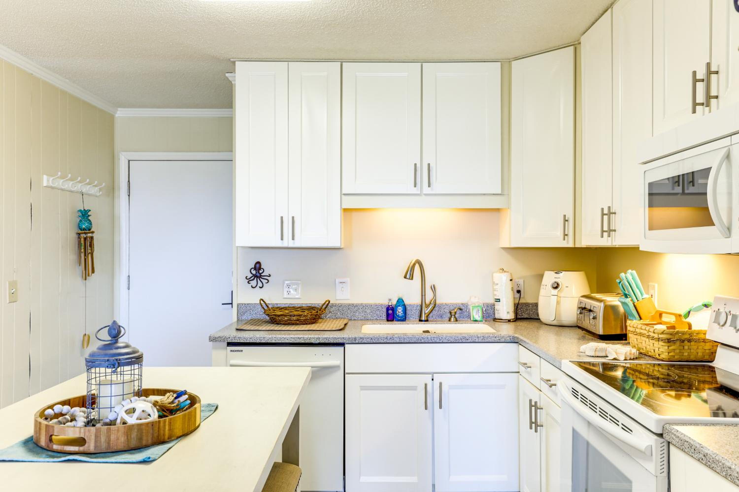 Steps to Sea! 3rd-Floor Myrtle Beach Condo with Pool