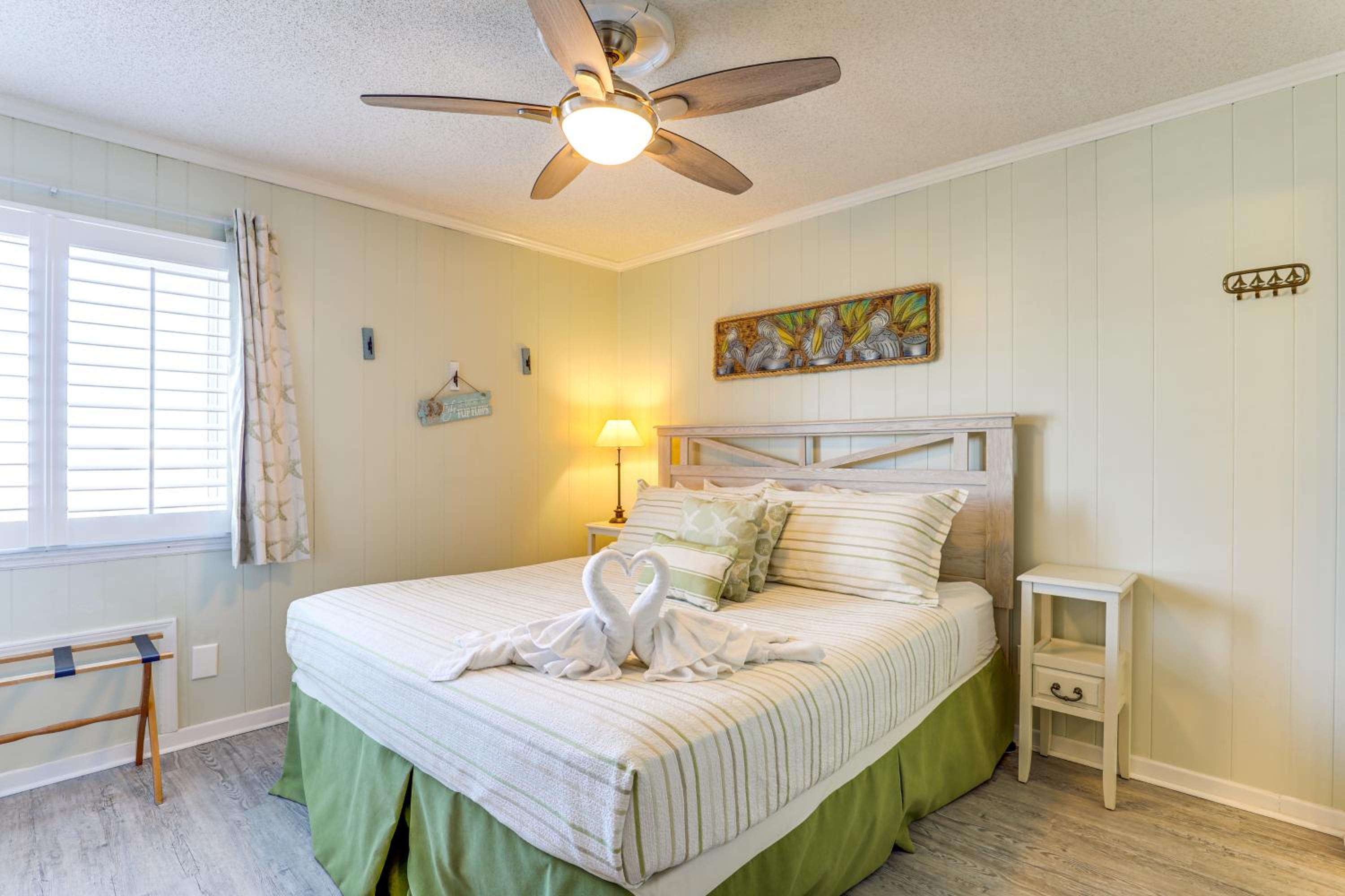 Steps to Sea! 3rd-Floor Myrtle Beach Condo with Pool