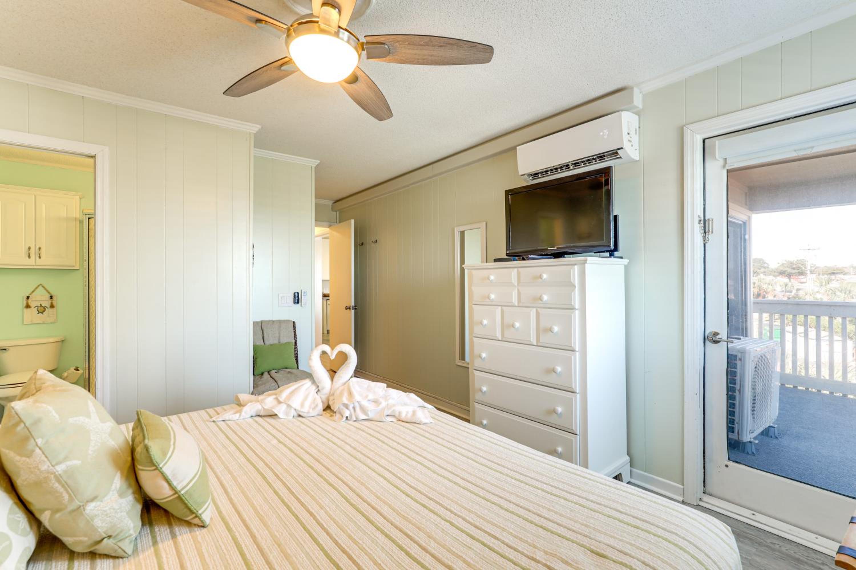 Steps to Sea! 3rd-Floor Myrtle Beach Condo with Pool