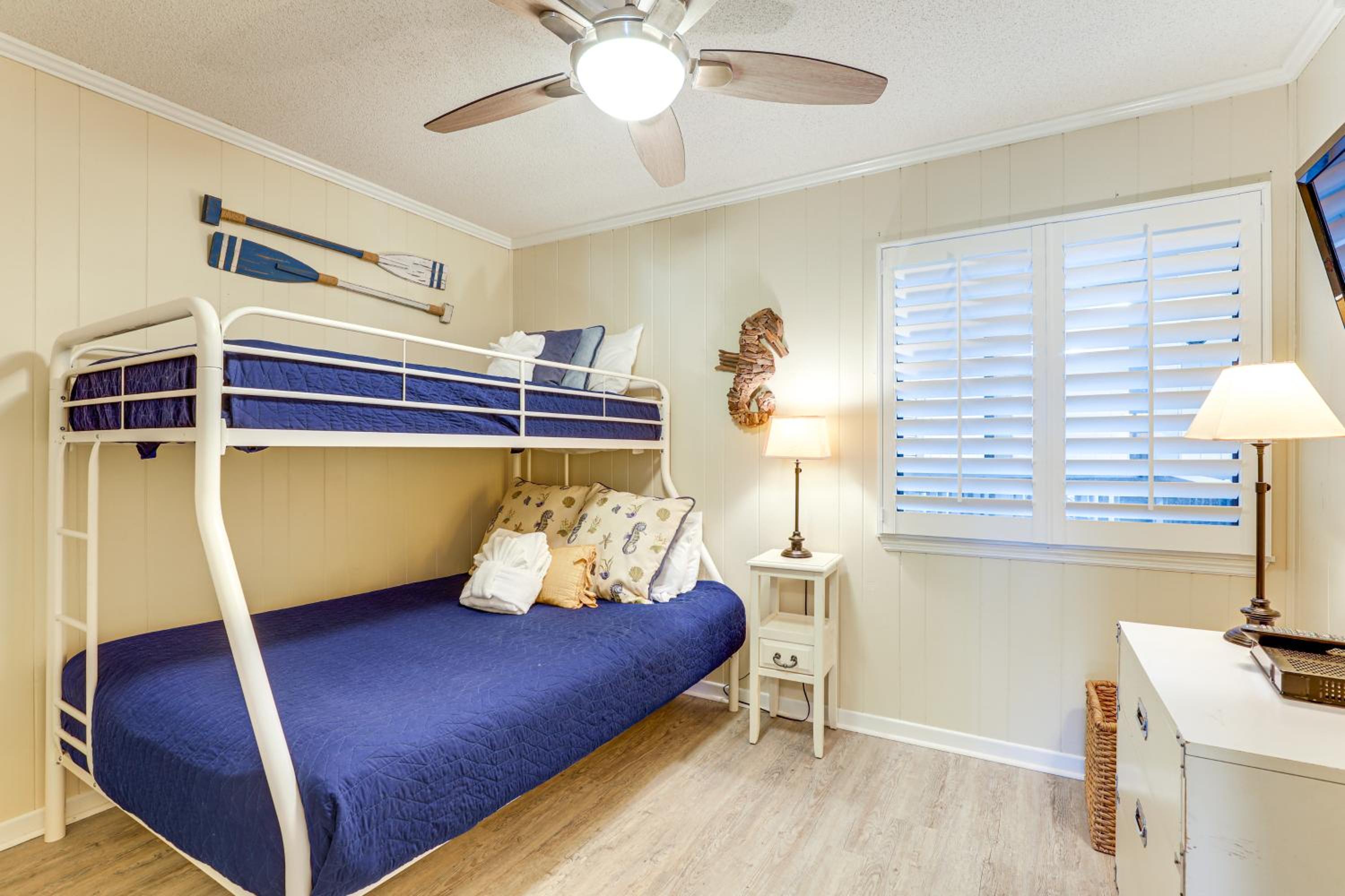 Steps to Sea! 3rd-Floor Myrtle Beach Condo with Pool