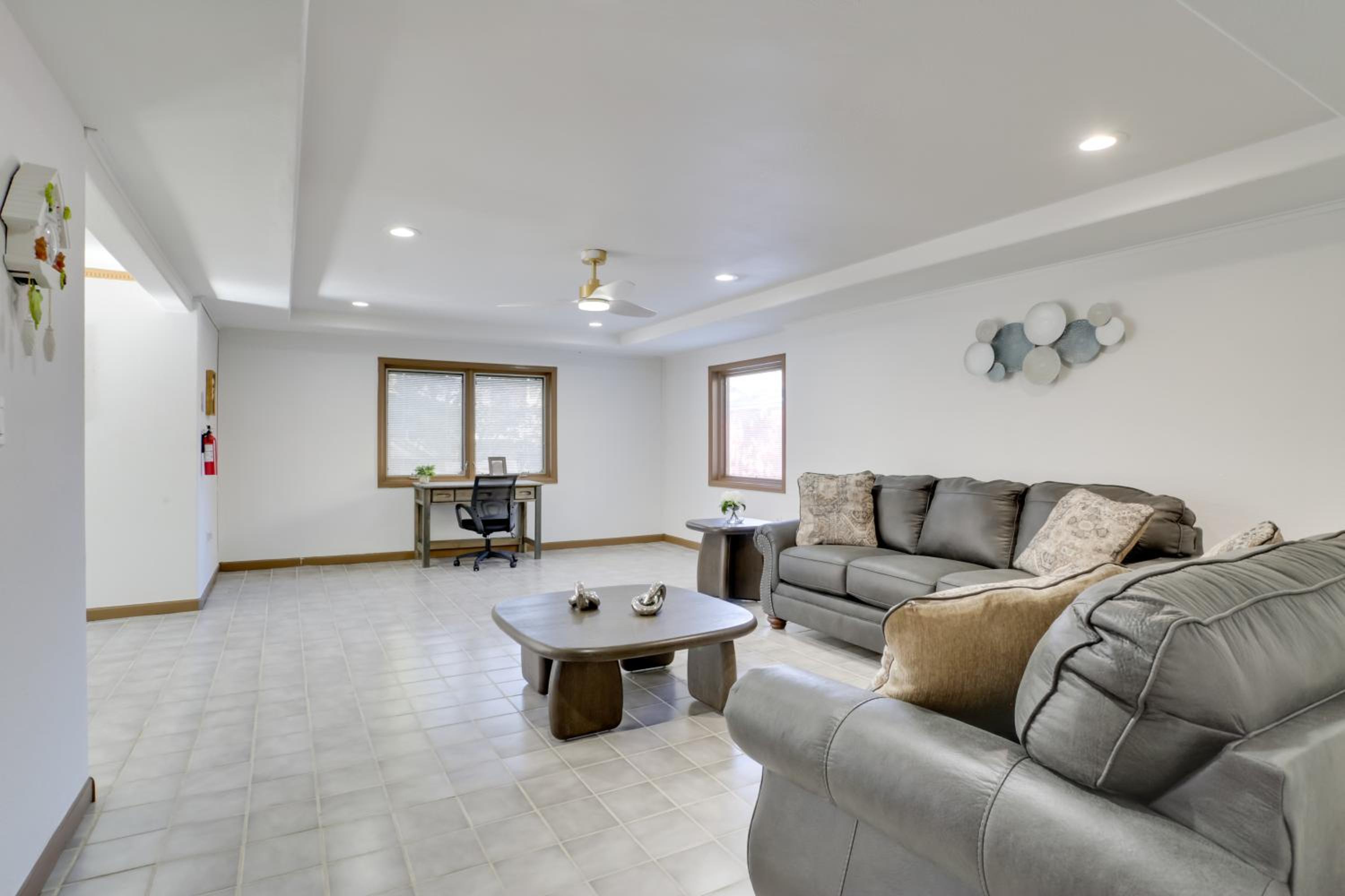 6 Mi to Barr Lake Apt with Yard and Pool Access!