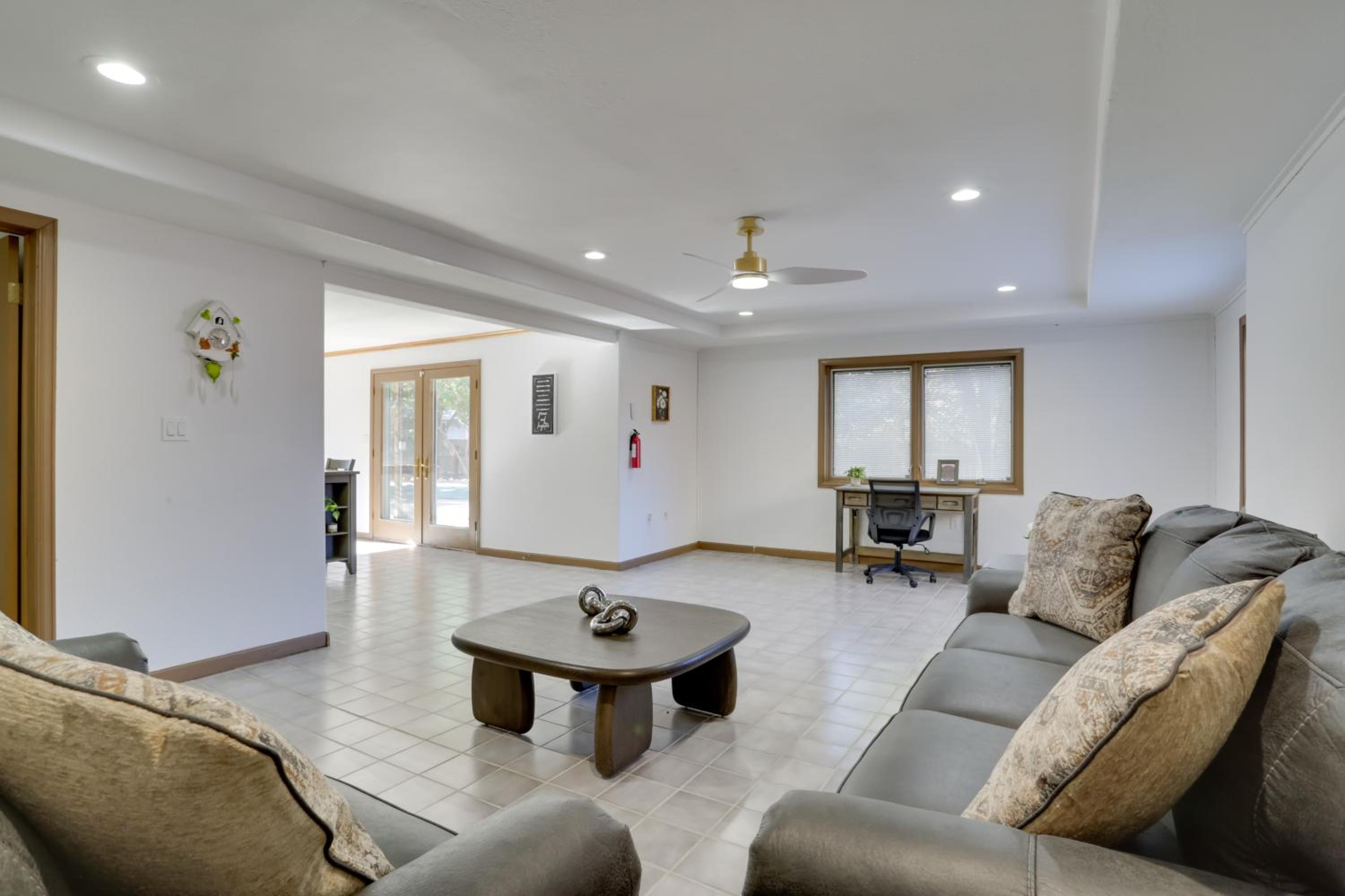 6 Mi to Barr Lake Apt with Yard and Pool Access!