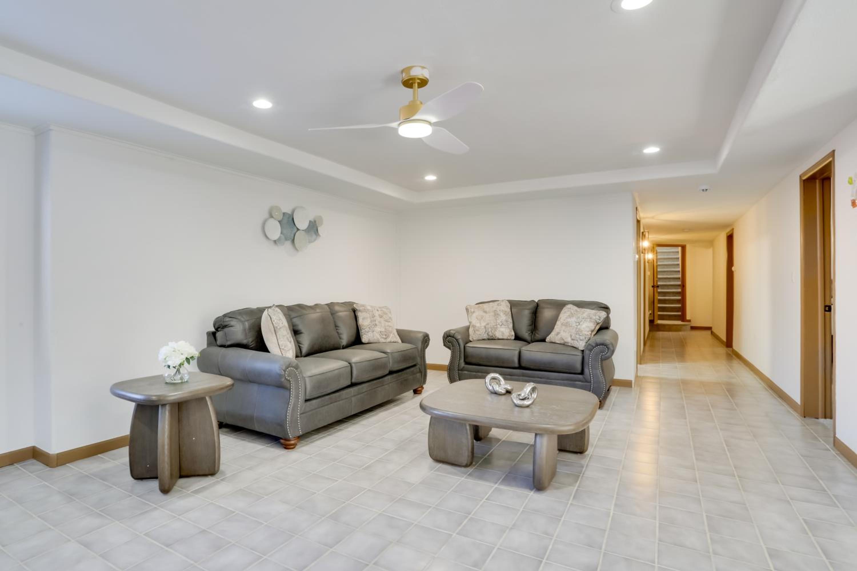 6 Mi to Barr Lake Apt with Yard and Pool Access!