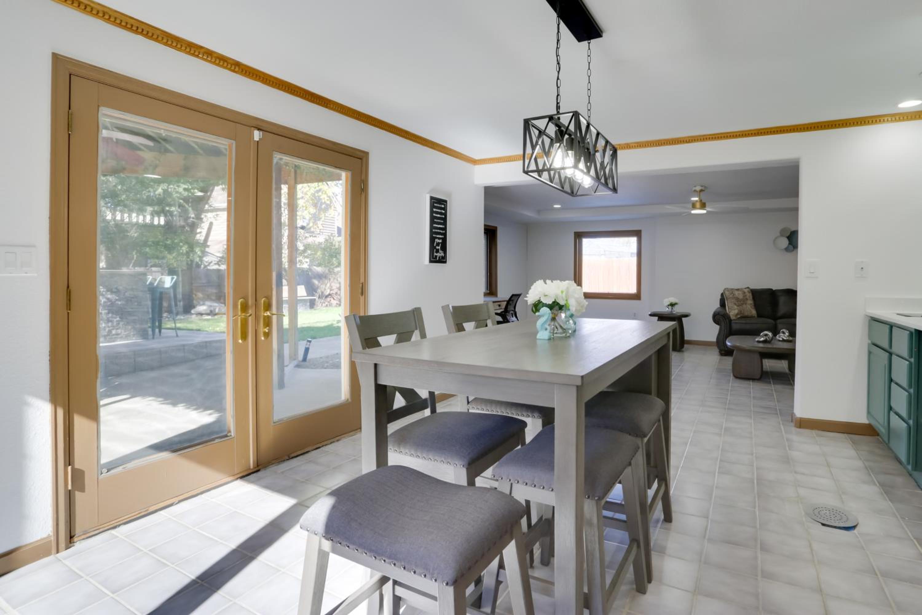 6 Mi to Barr Lake Apt with Yard and Pool Access!