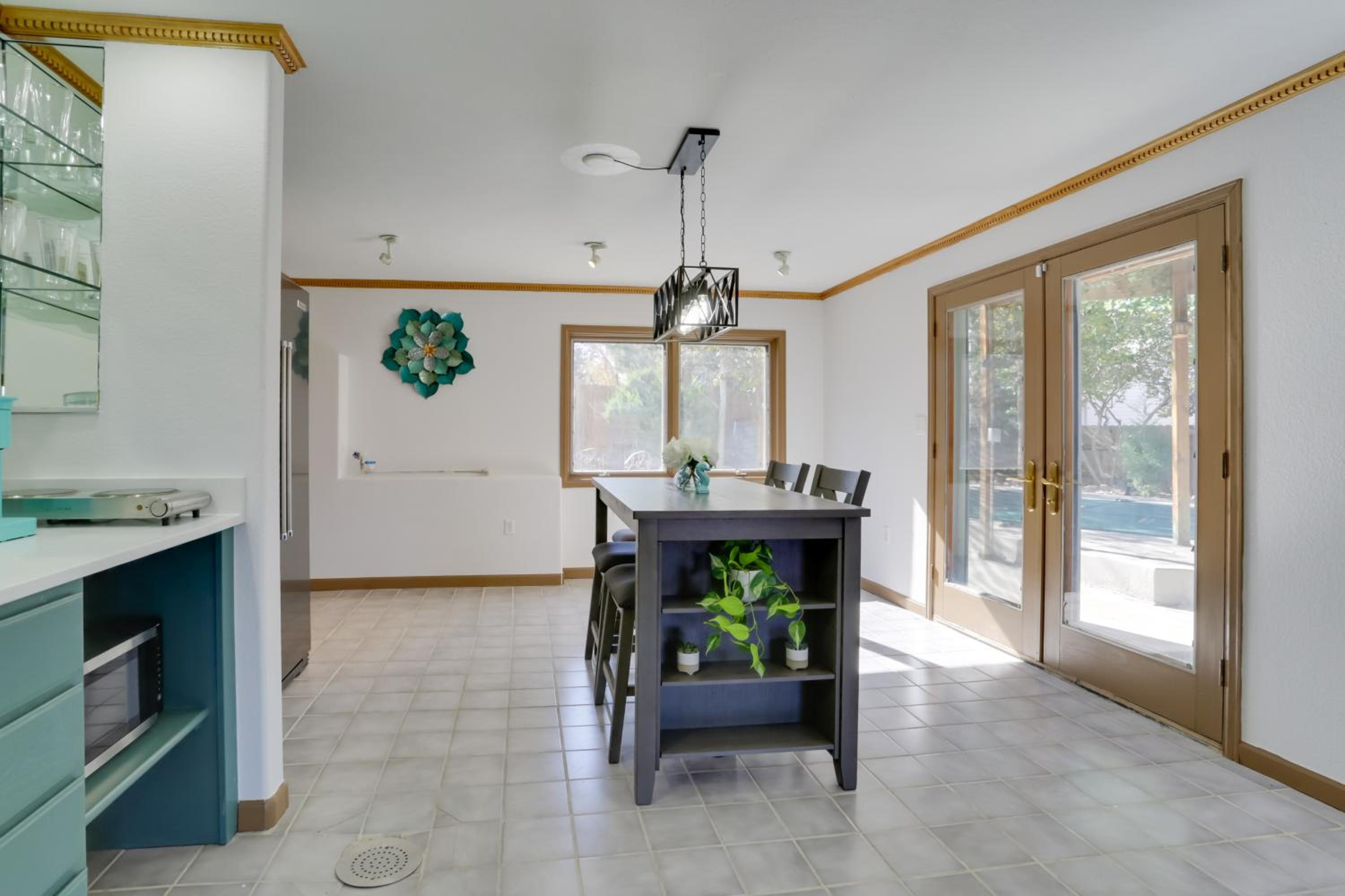 6 Mi to Barr Lake Apt with Yard and Pool Access!