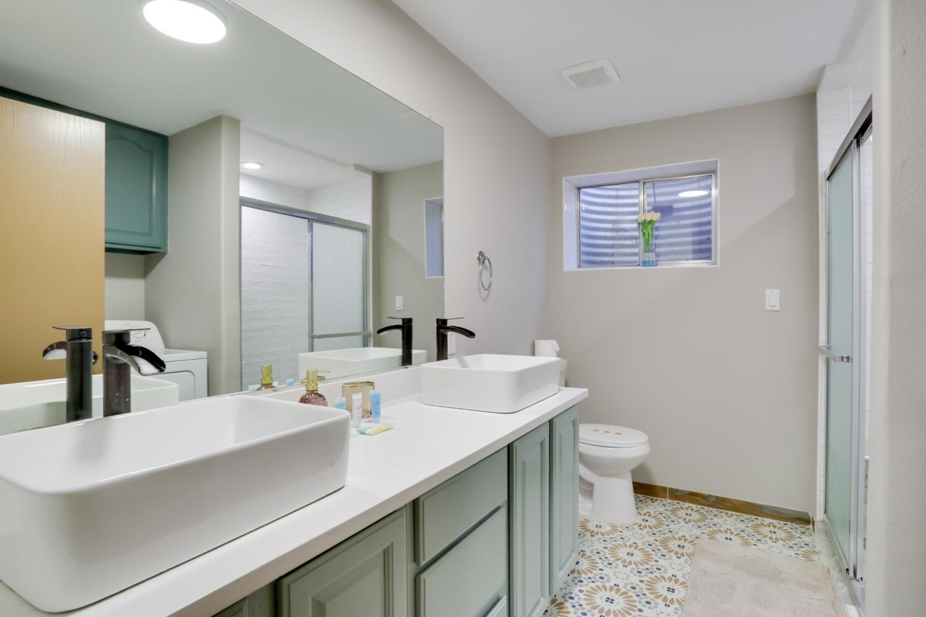 6 Mi to Barr Lake Apt with Yard and Pool Access!