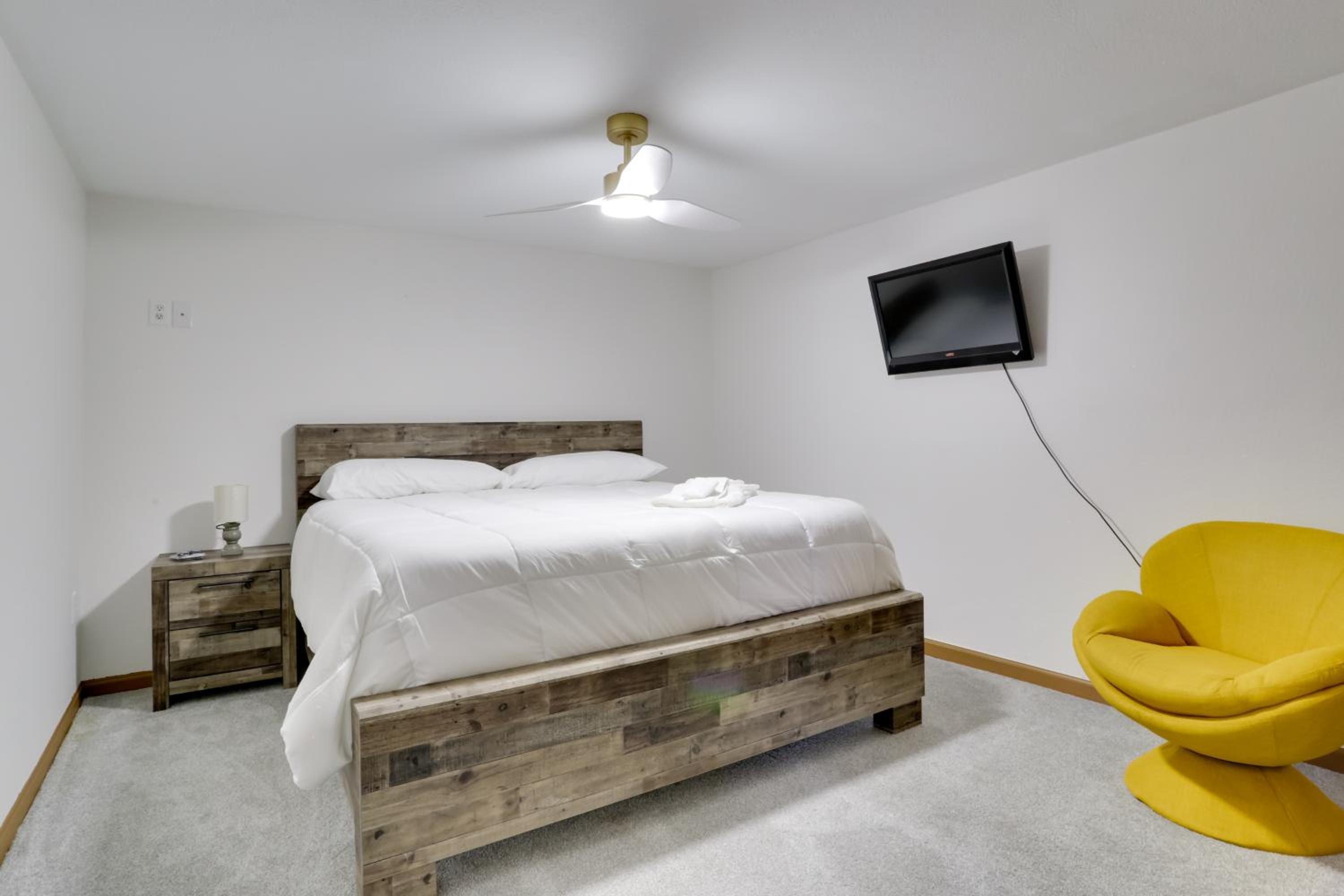 6 Mi to Barr Lake Apt with Yard and Pool Access!