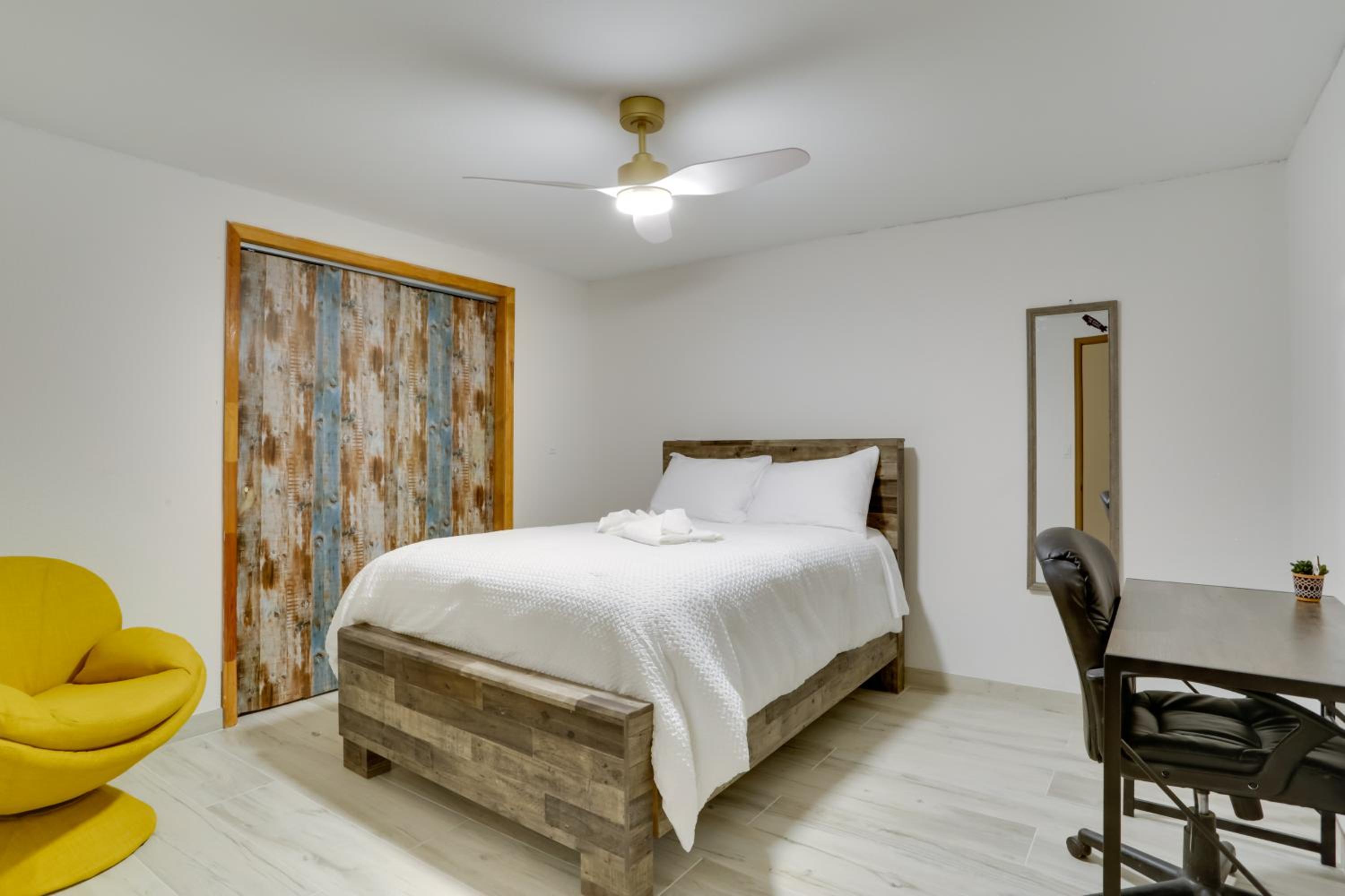 6 Mi to Barr Lake Apt with Yard and Pool Access!