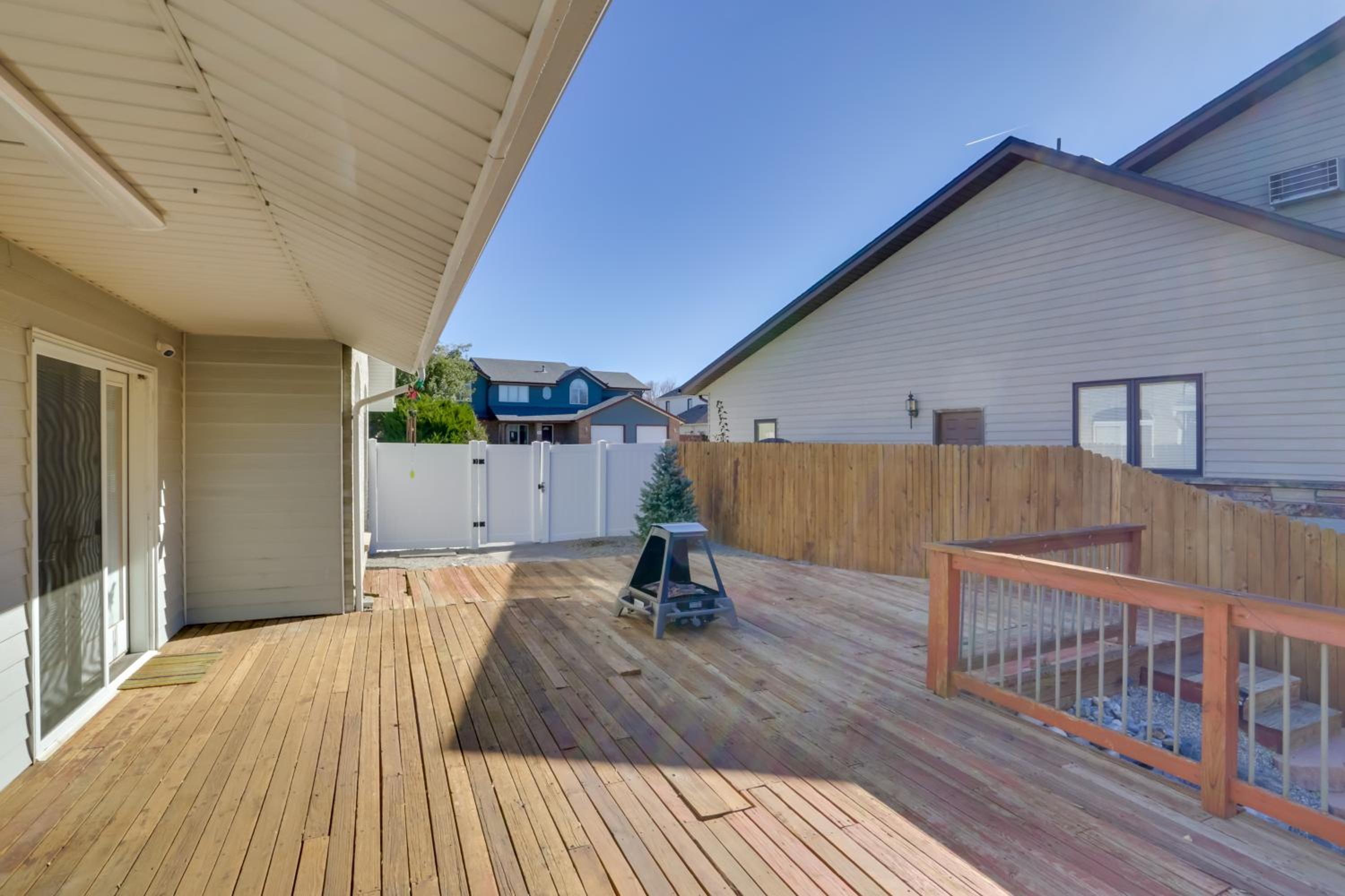 6 Mi to Barr Lake Apt with Yard and Pool Access!