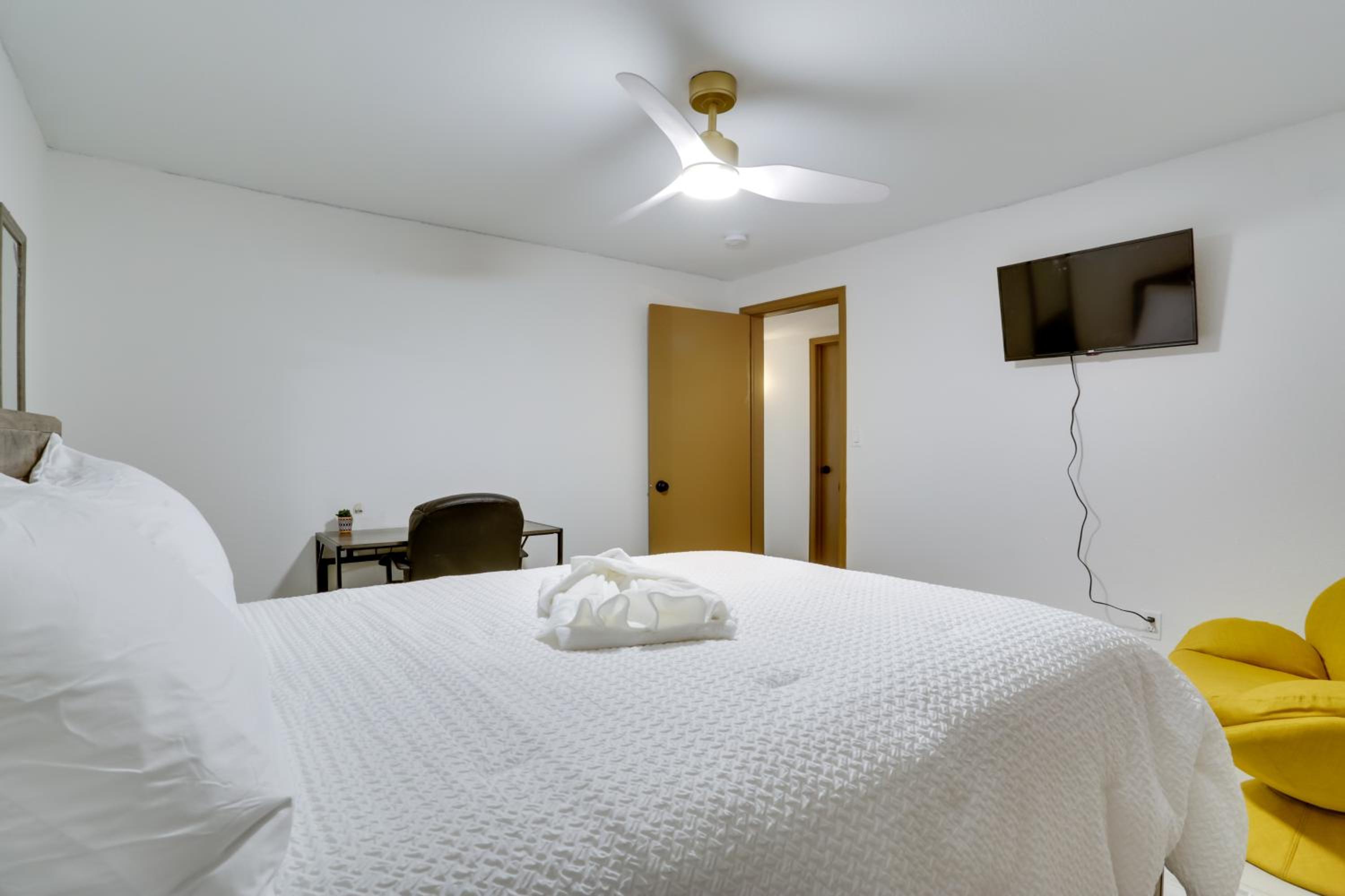 6 Mi to Barr Lake Apt with Yard and Pool Access!