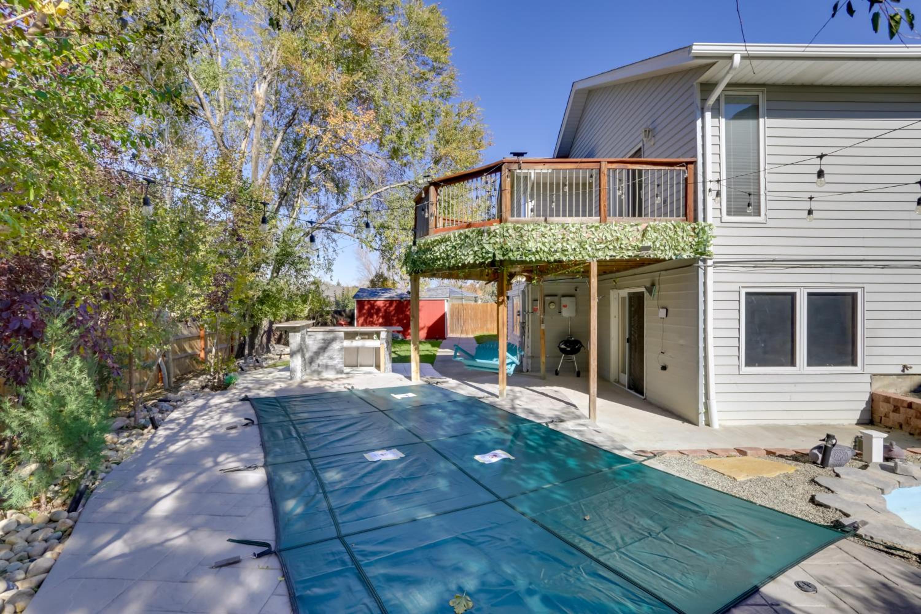 6 Mi to Barr Lake Apt with Yard and Pool Access!