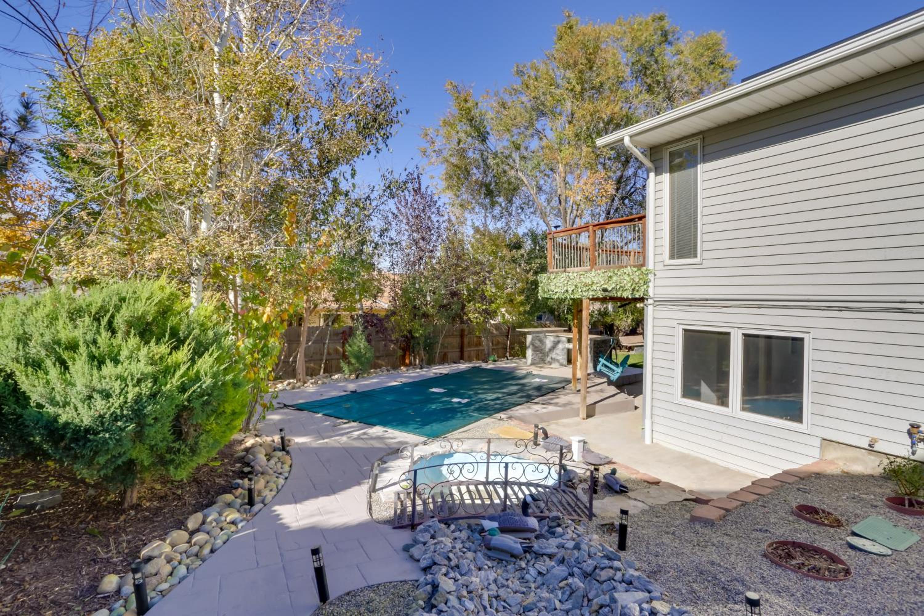 6 Mi to Barr Lake Apt with Yard and Pool Access!