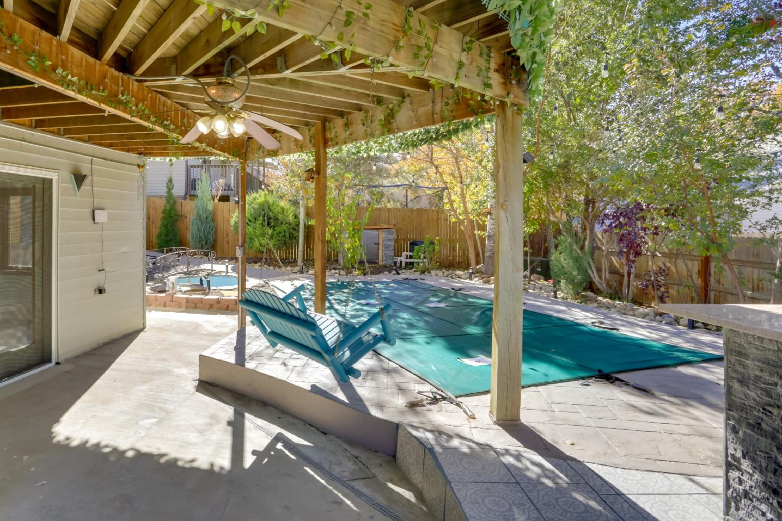 6 Mi to Barr Lake Apt with Yard and Pool Access!