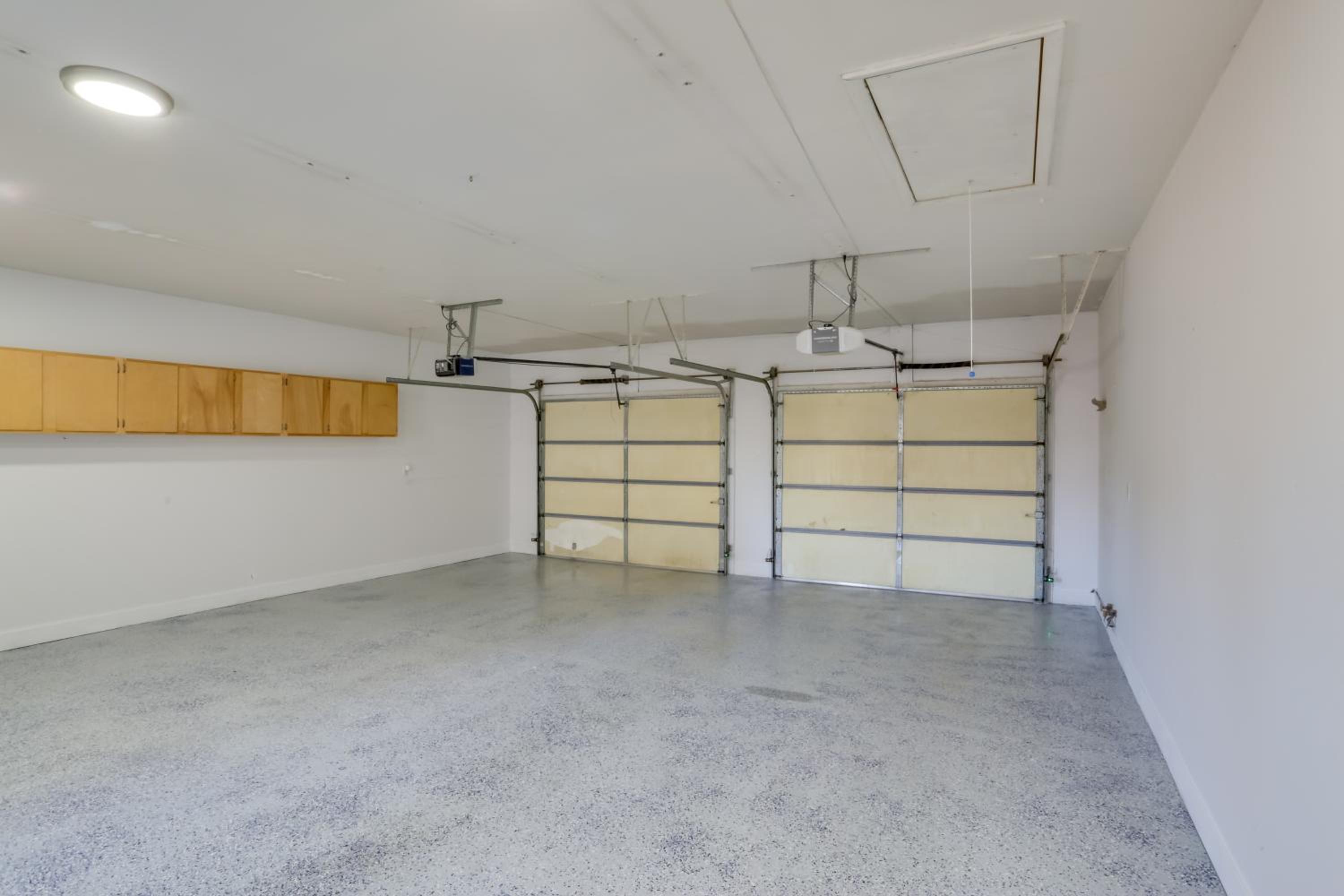 6 Mi to Barr Lake Apt with Yard and Pool Access!